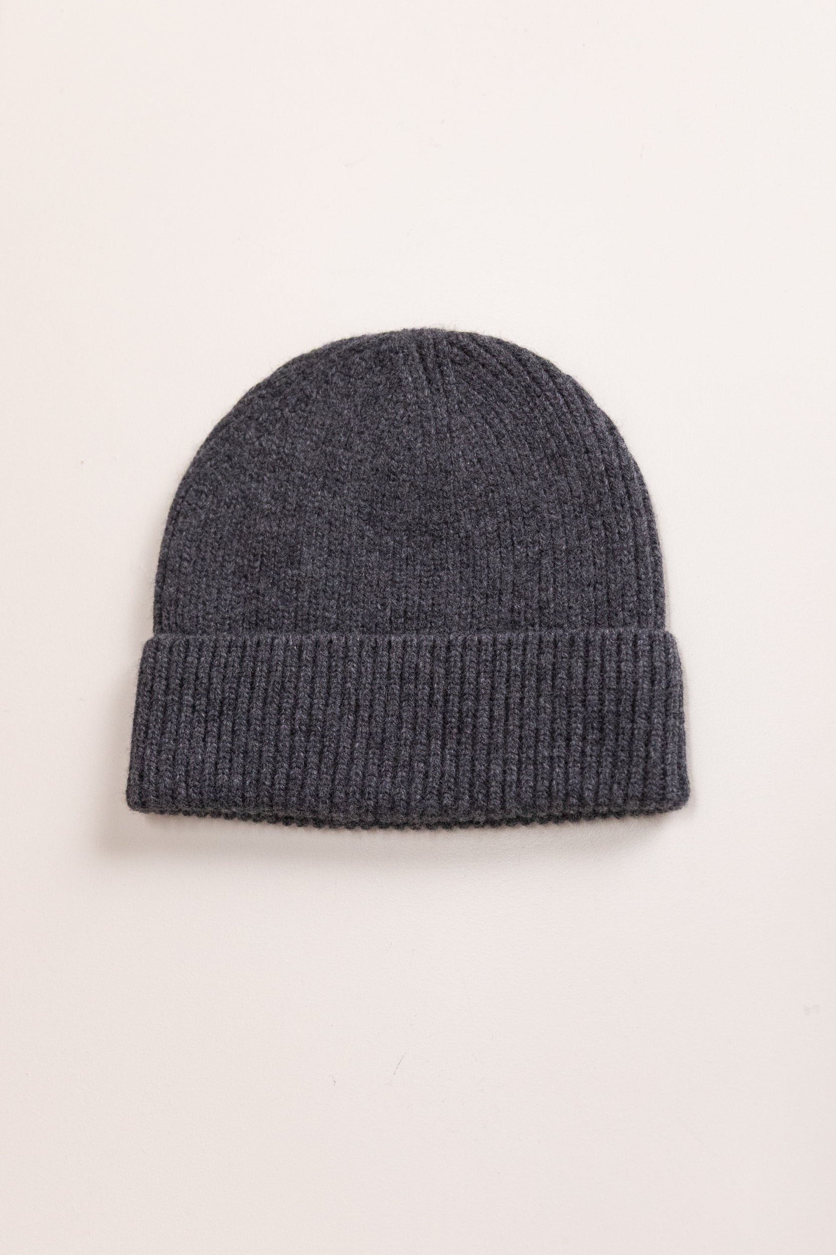 VICKO BEANIE IN CHARCOAL