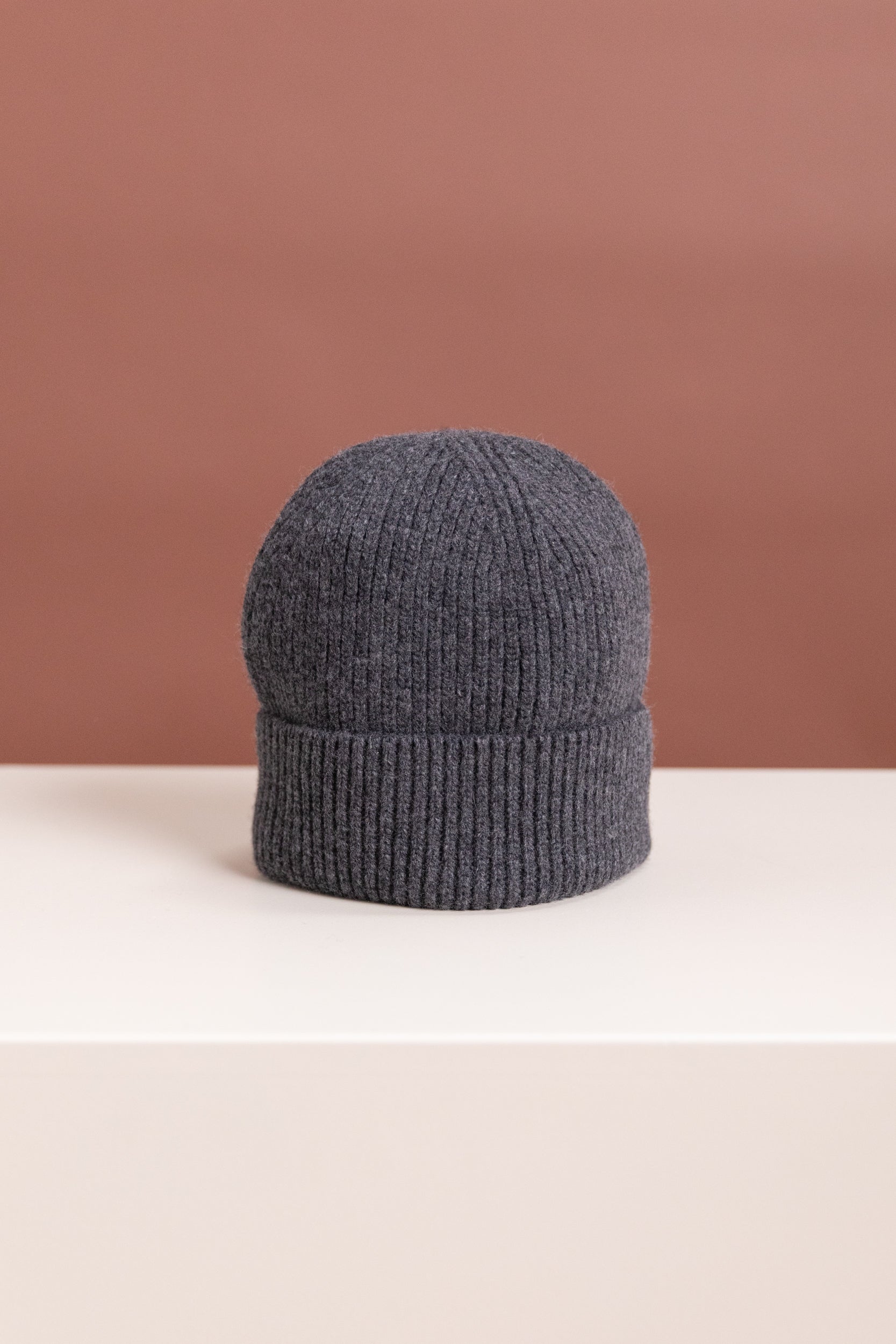 VICKO BEANIE IN CHARCOAL