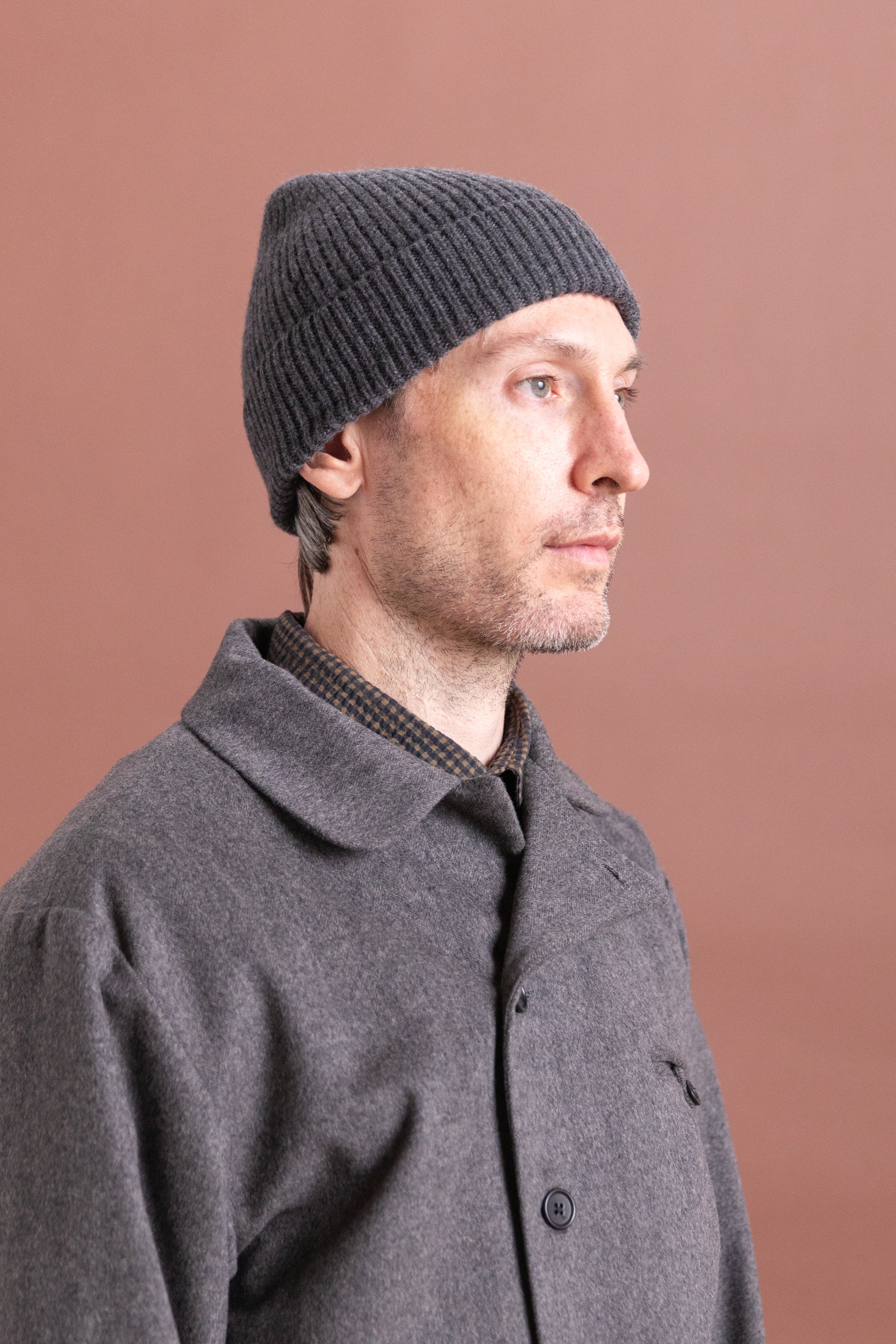 VICKO BEANIE IN CHARCOAL