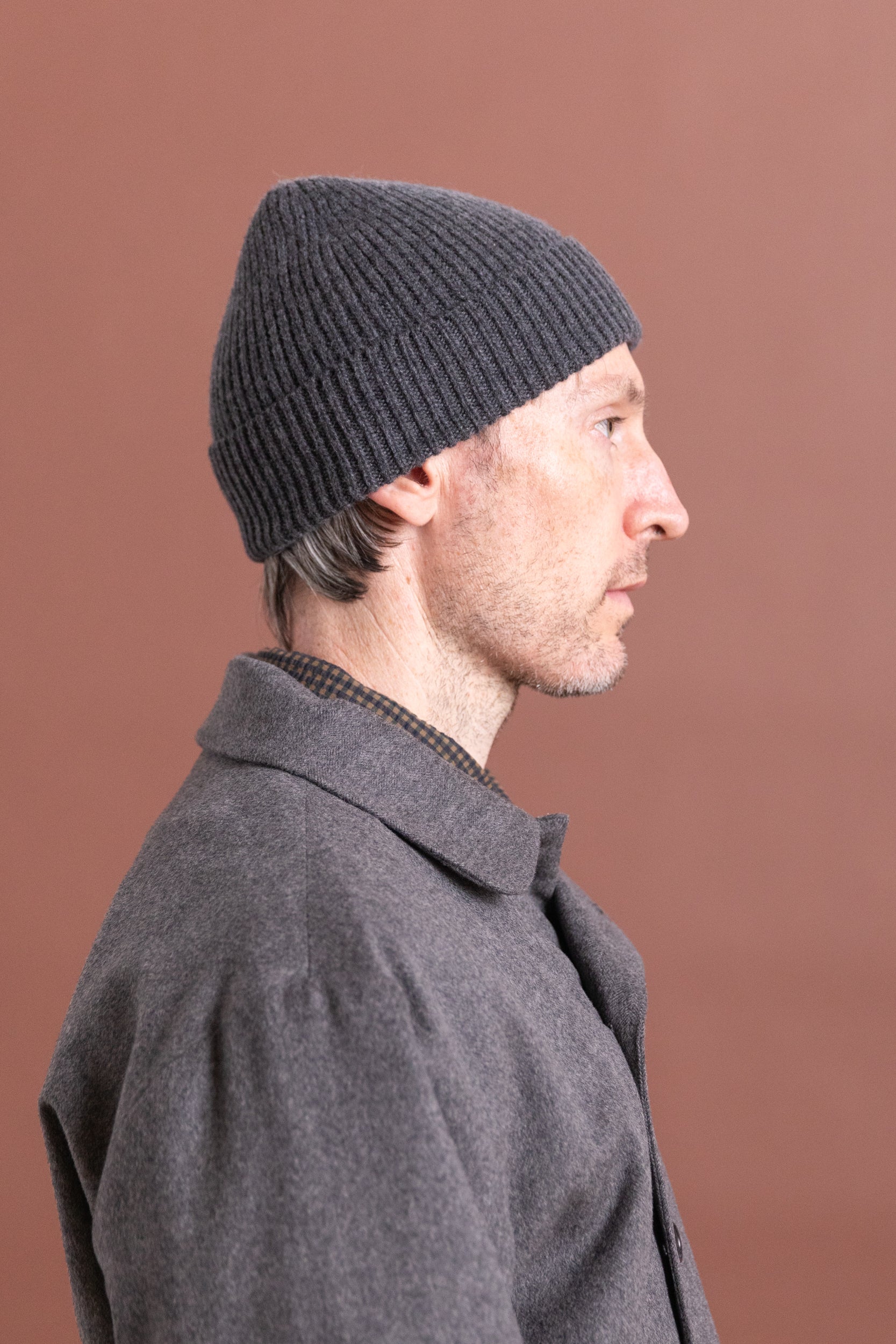 VICKO BEANIE IN CHARCOAL