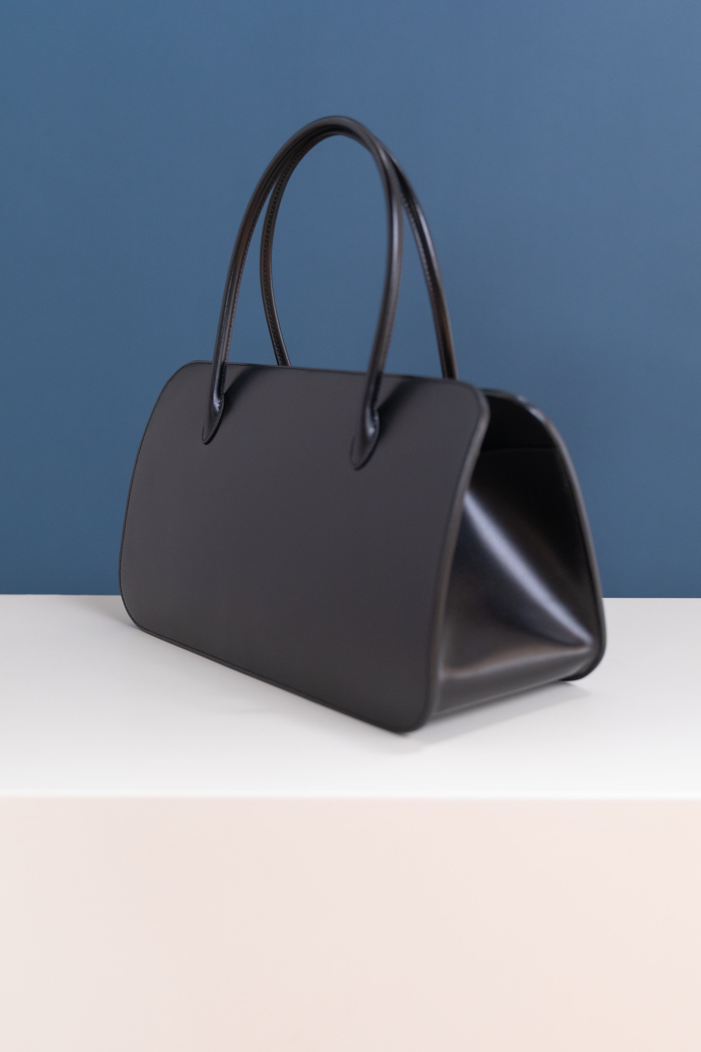 MEDIUM LEATHER TOTE BAG IN BLACK