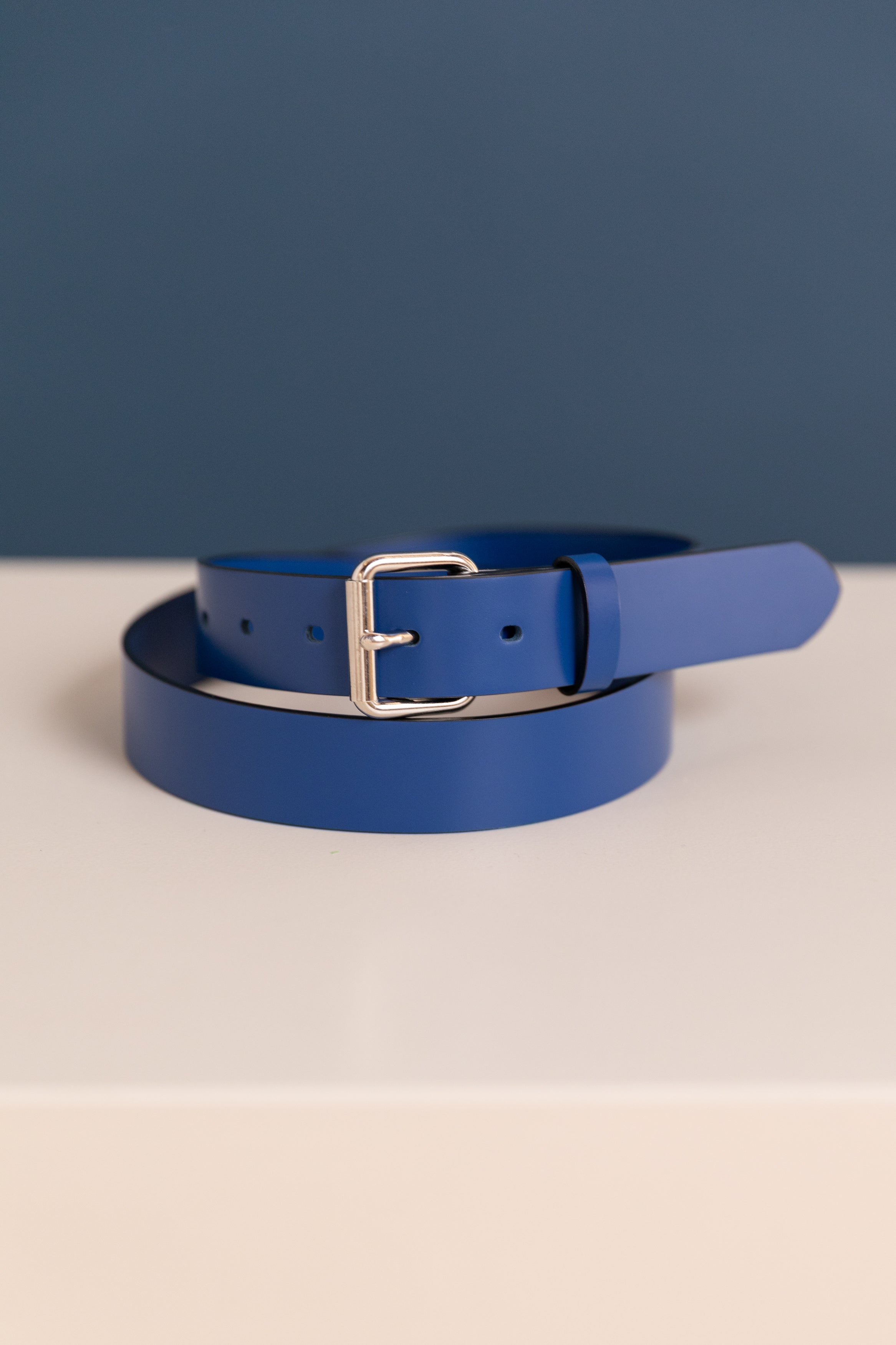 GLAZED LEATHER ROLLER BUCKLE BELT IN ROYAL BLUE