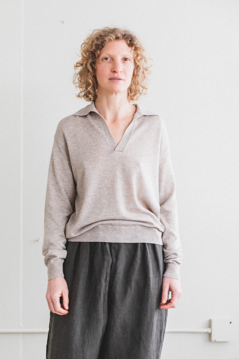 SUPER FINE CASHMERE SILK KNIT SKIPPER POLO IN TOP BEIGE