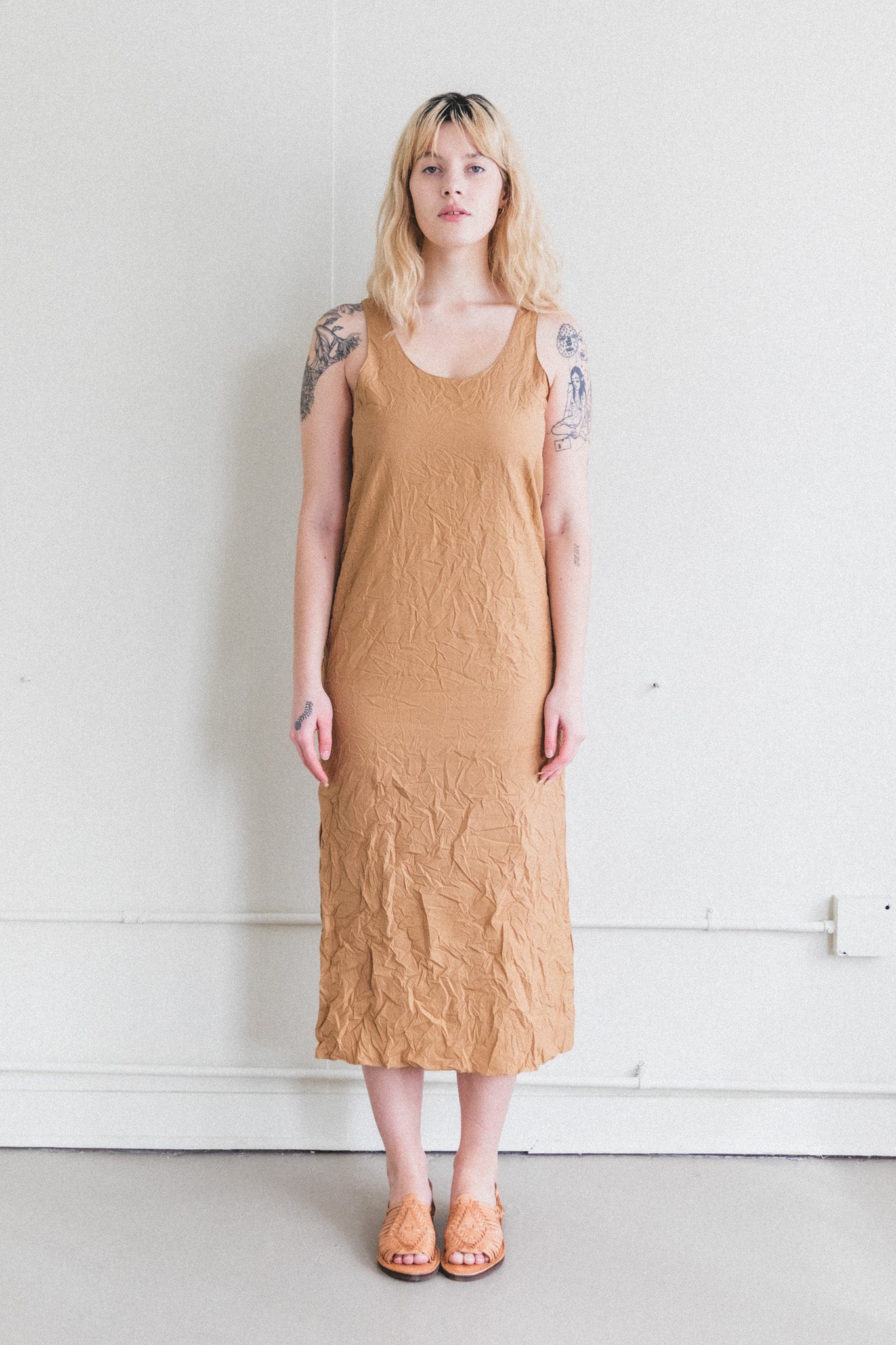 WRINKLED WASHED FINX TWILL DRESS IN BROWN
