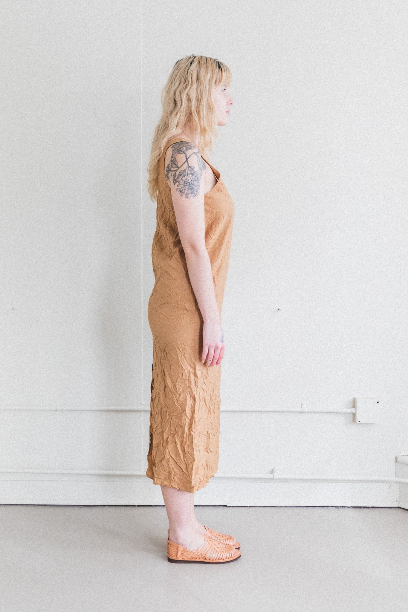 WRINKLED WASHED FINX TWILL DRESS IN BROWN