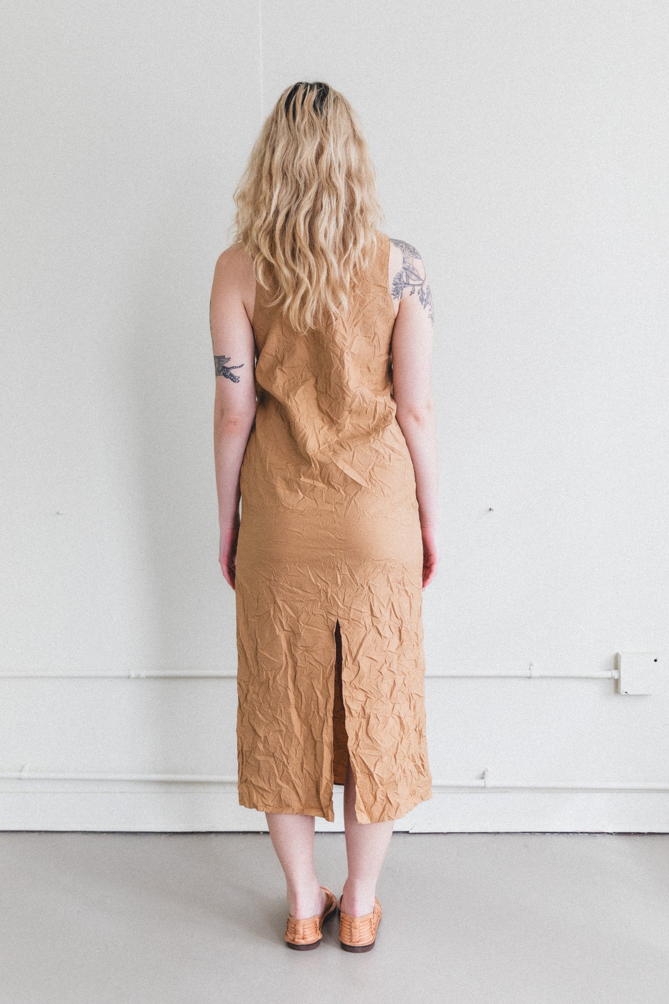 WRINKLED WASHED FINX TWILL DRESS IN BROWN