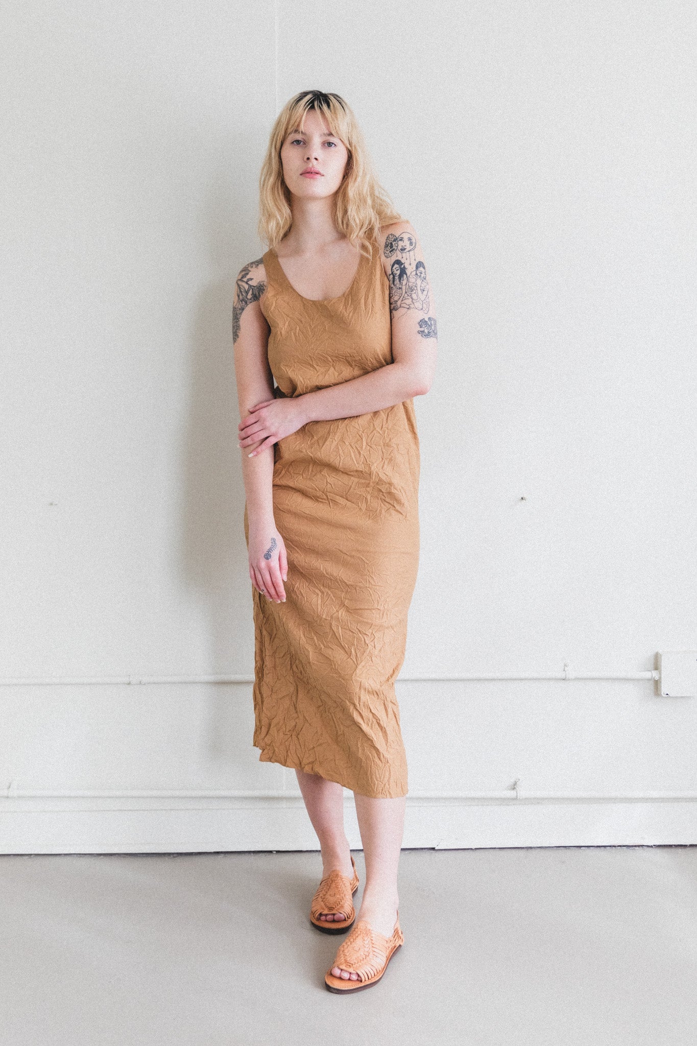 WRINKLED WASHED FINX TWILL DRESS IN BROWN