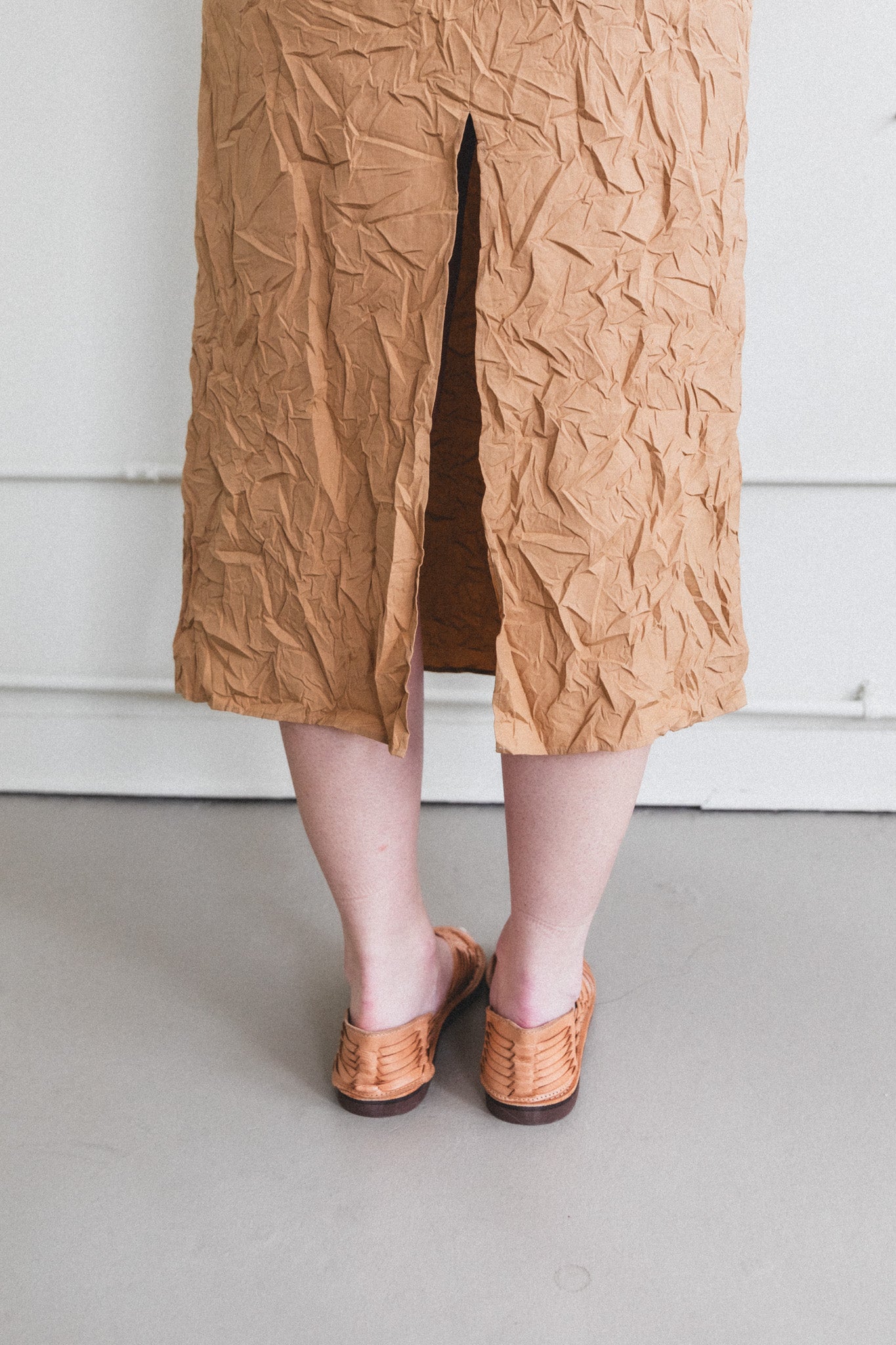 WRINKLED WASHED FINX TWILL DRESS IN BROWN