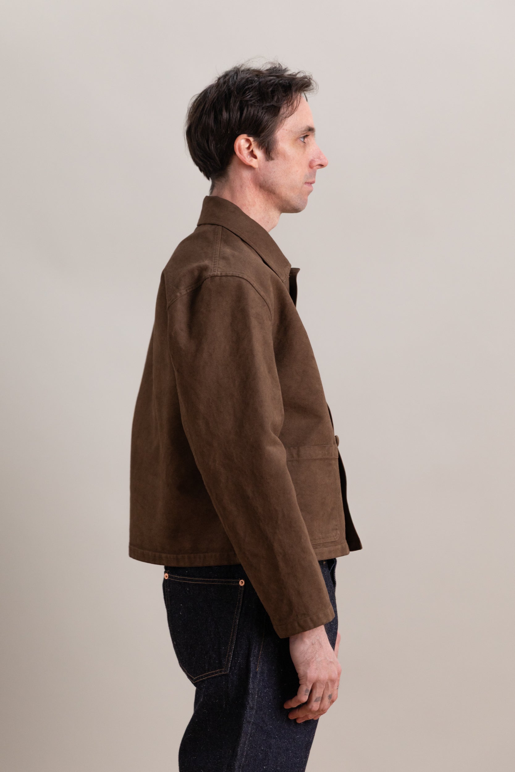 GARMENT-DYED ORGANIC COTTON HEAVY TWILL JACKET IN DARK BROWN