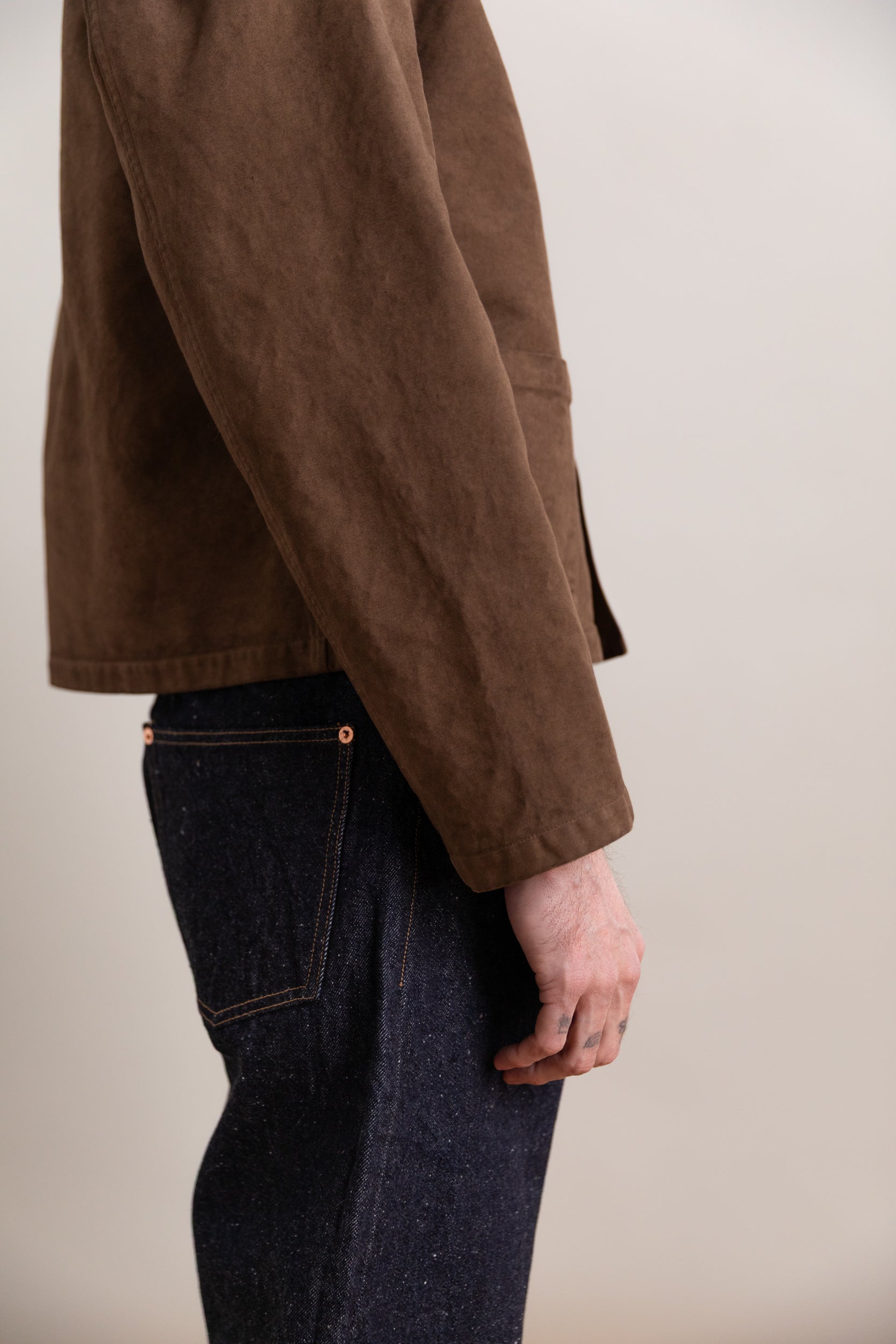 GARMENT-DYED ORGANIC COTTON HEAVY TWILL JACKET IN DARK BROWN