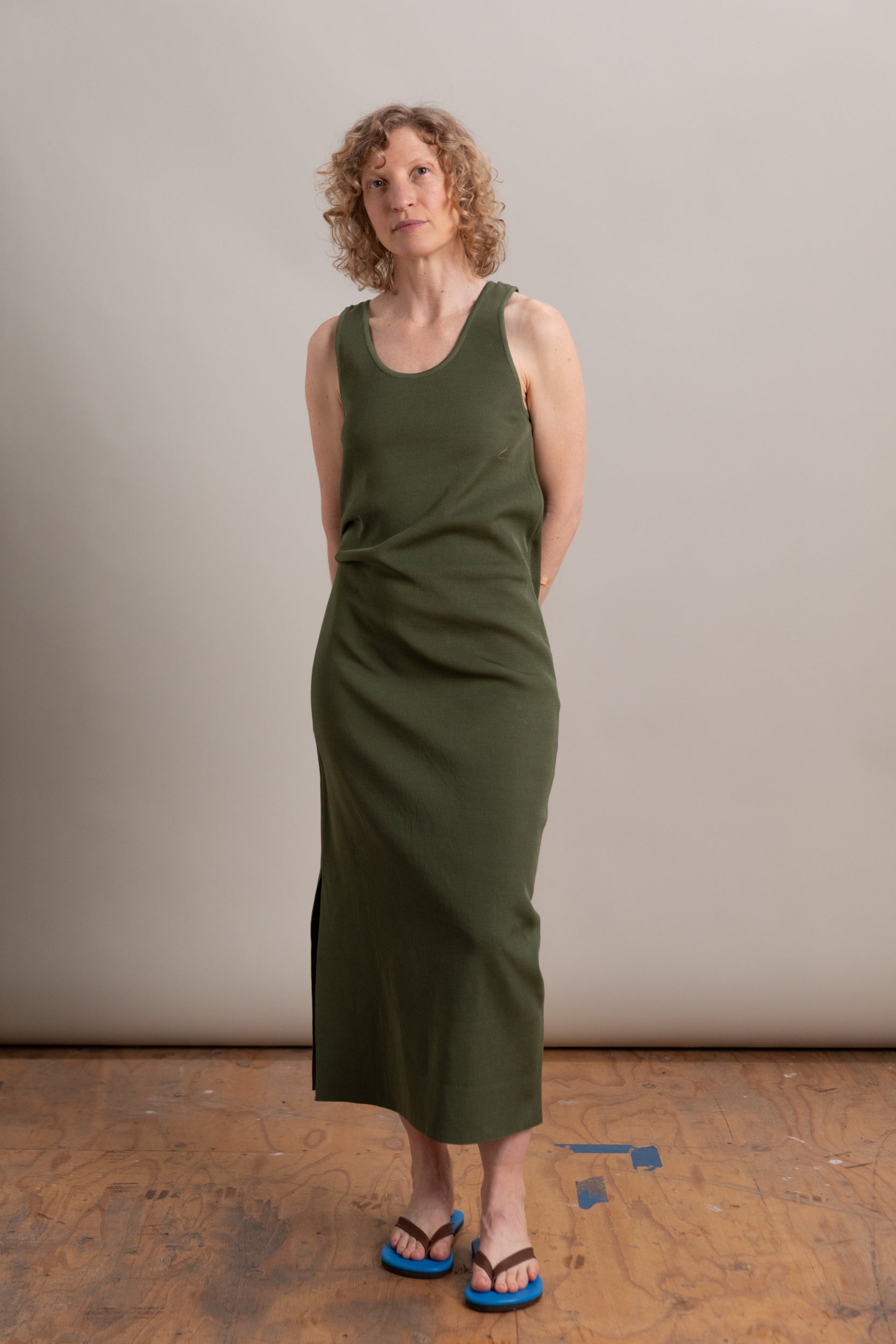 HIGH GAUGE TUCK RIB KNIT DRESS IN DARK OLIVE