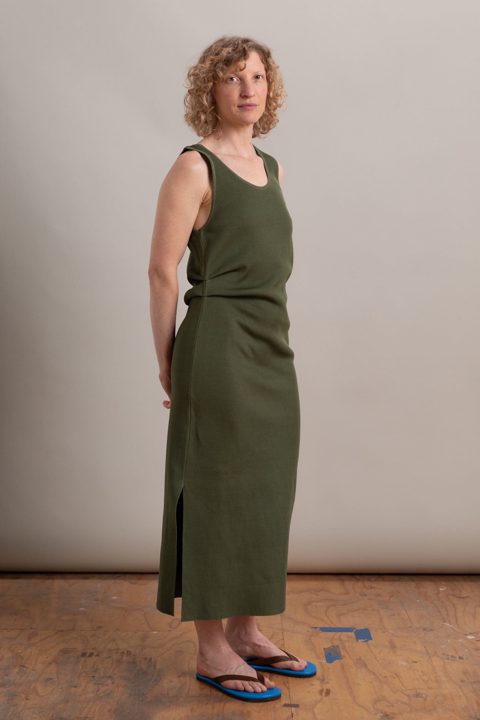 HIGH GAUGE TUCK RIB KNIT DRESS IN DARK OLIVE