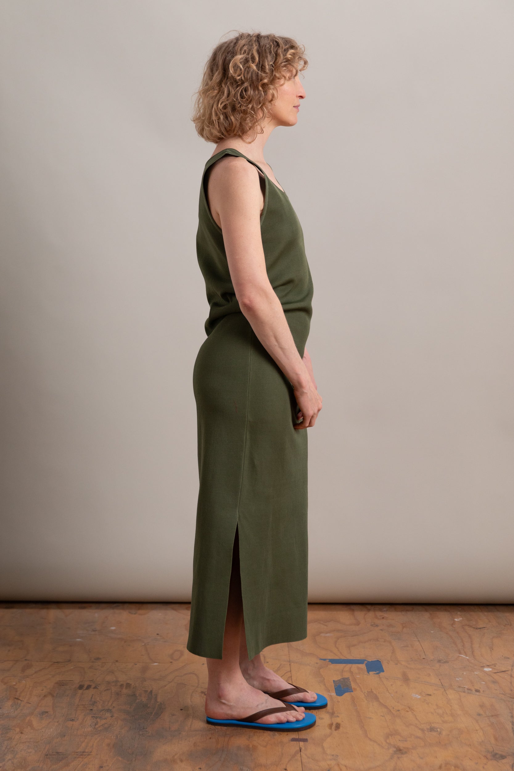 HIGH GAUGE TUCK RIB KNIT DRESS IN DARK OLIVE