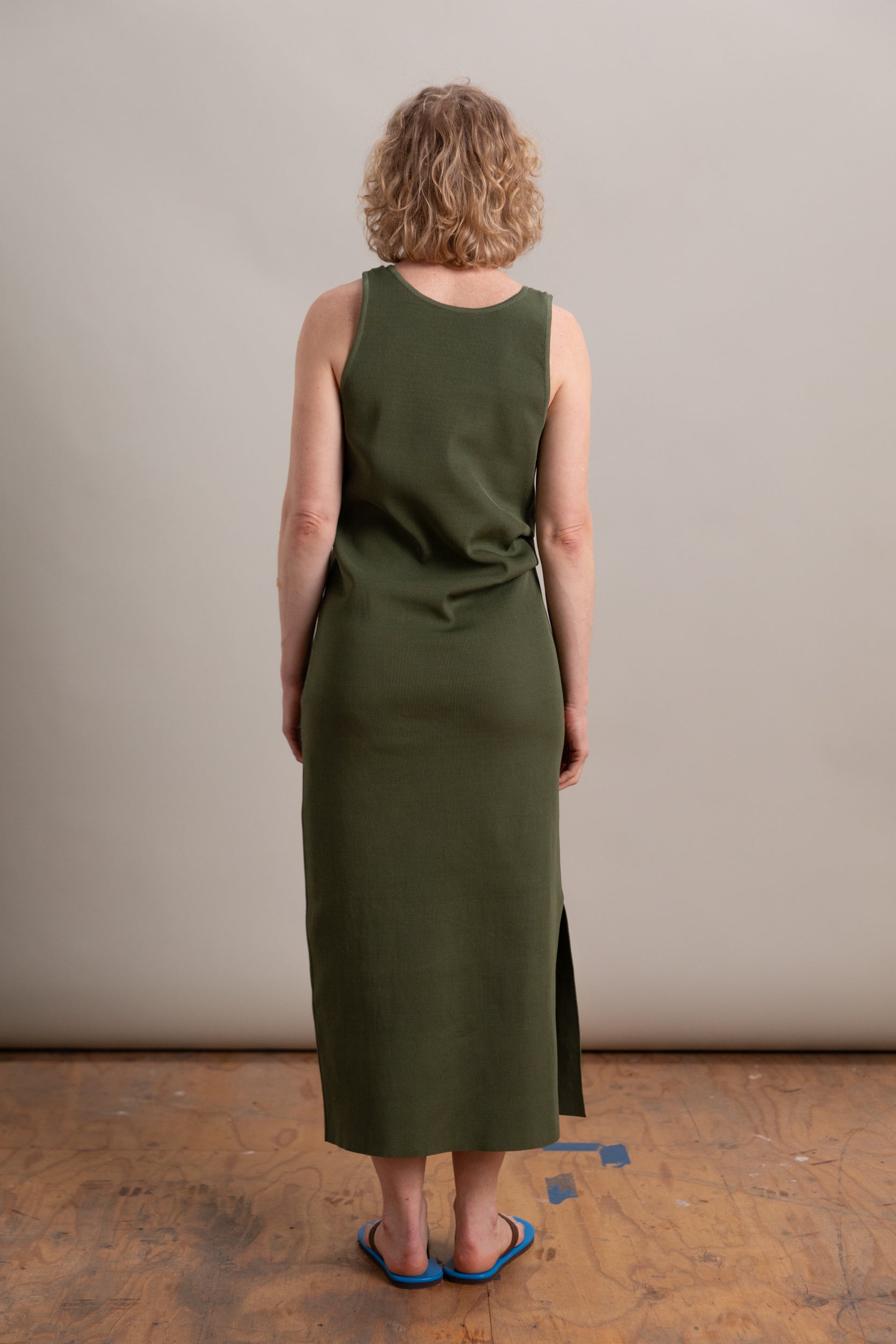 HIGH GAUGE TUCK RIB KNIT DRESS IN DARK OLIVE