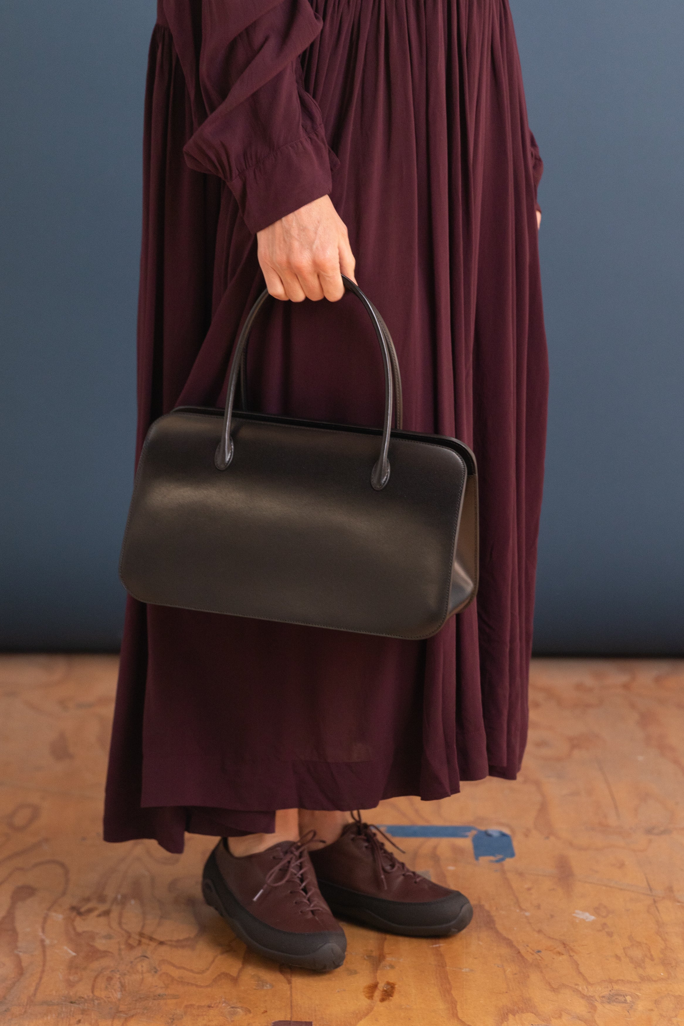 MEDIUM LEATHER TOTE BAG IN BLACK