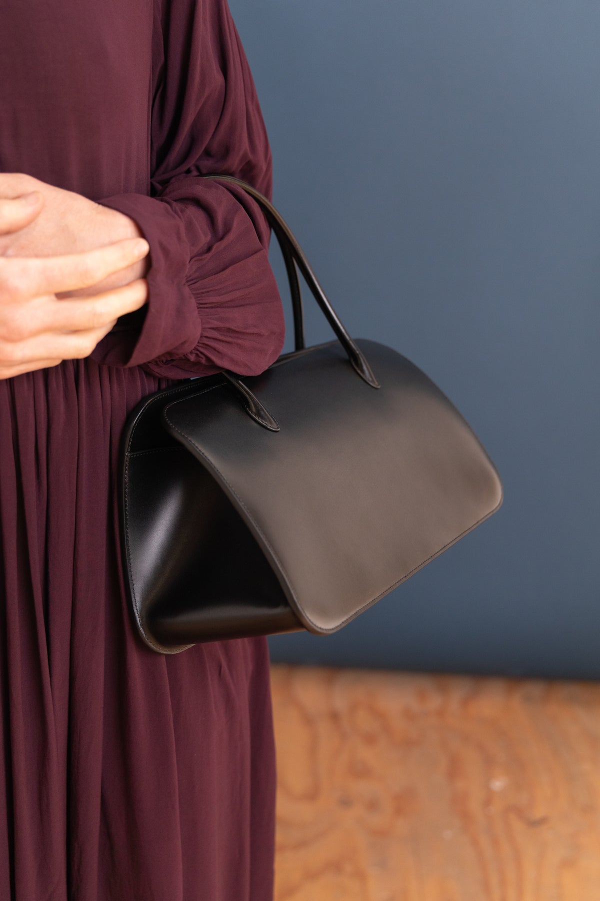 MEDIUM LEATHER TOTE BAG IN BLACK