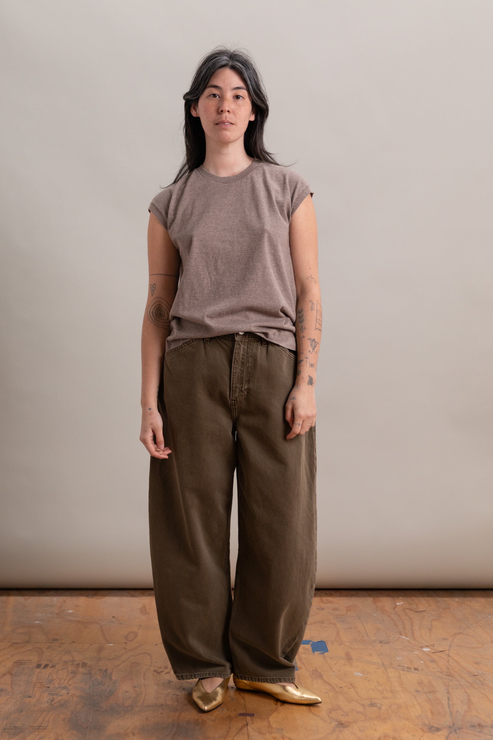 SLEEVELESS SEAMLESS CREWNECK IN TOP BROWN