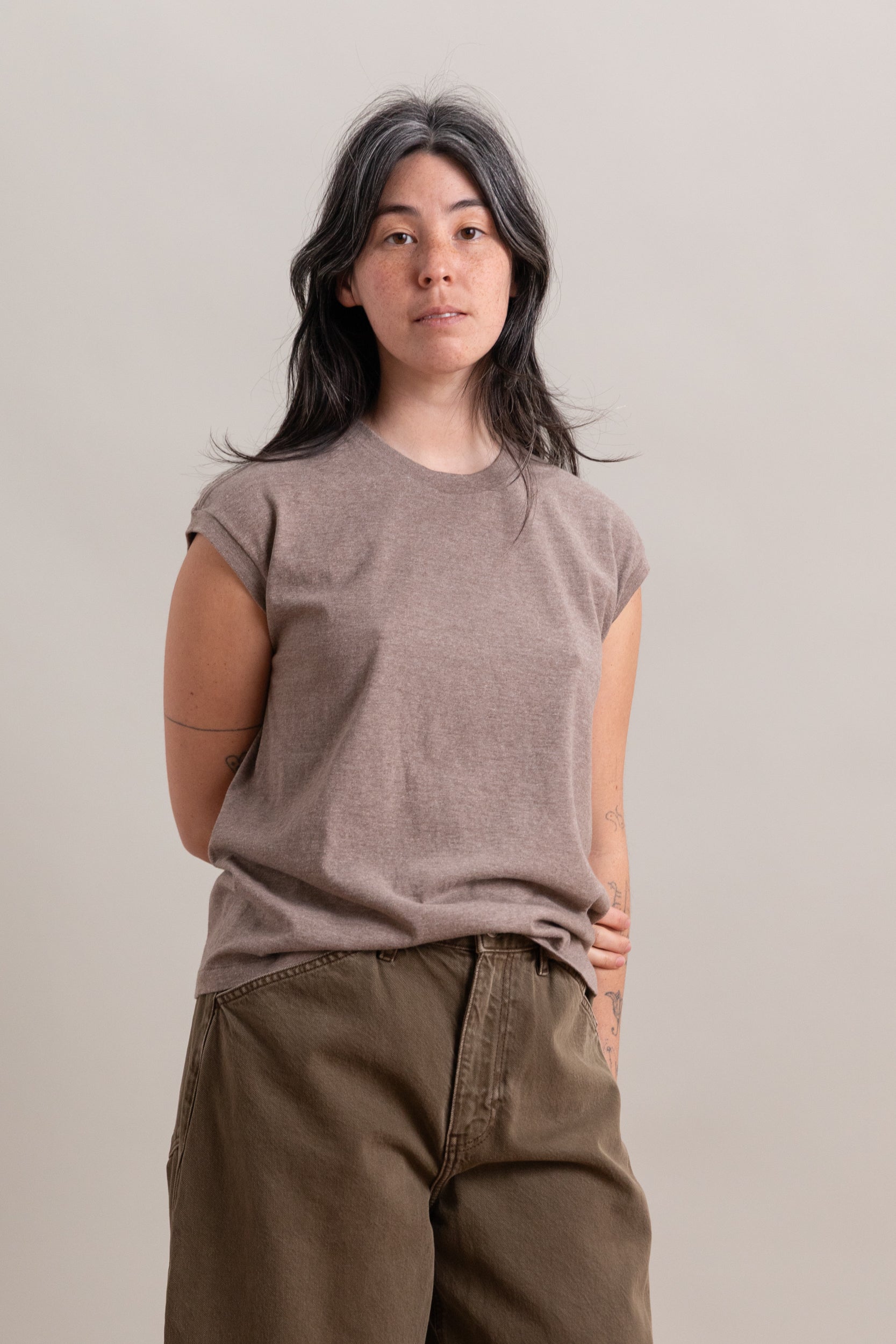 SLEEVELESS SEAMLESS CREWNECK IN TOP BROWN