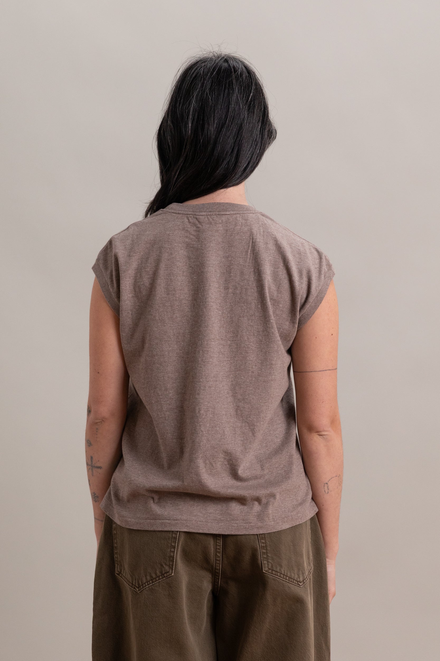 SLEEVELESS SEAMLESS CREWNECK IN TOP BROWN