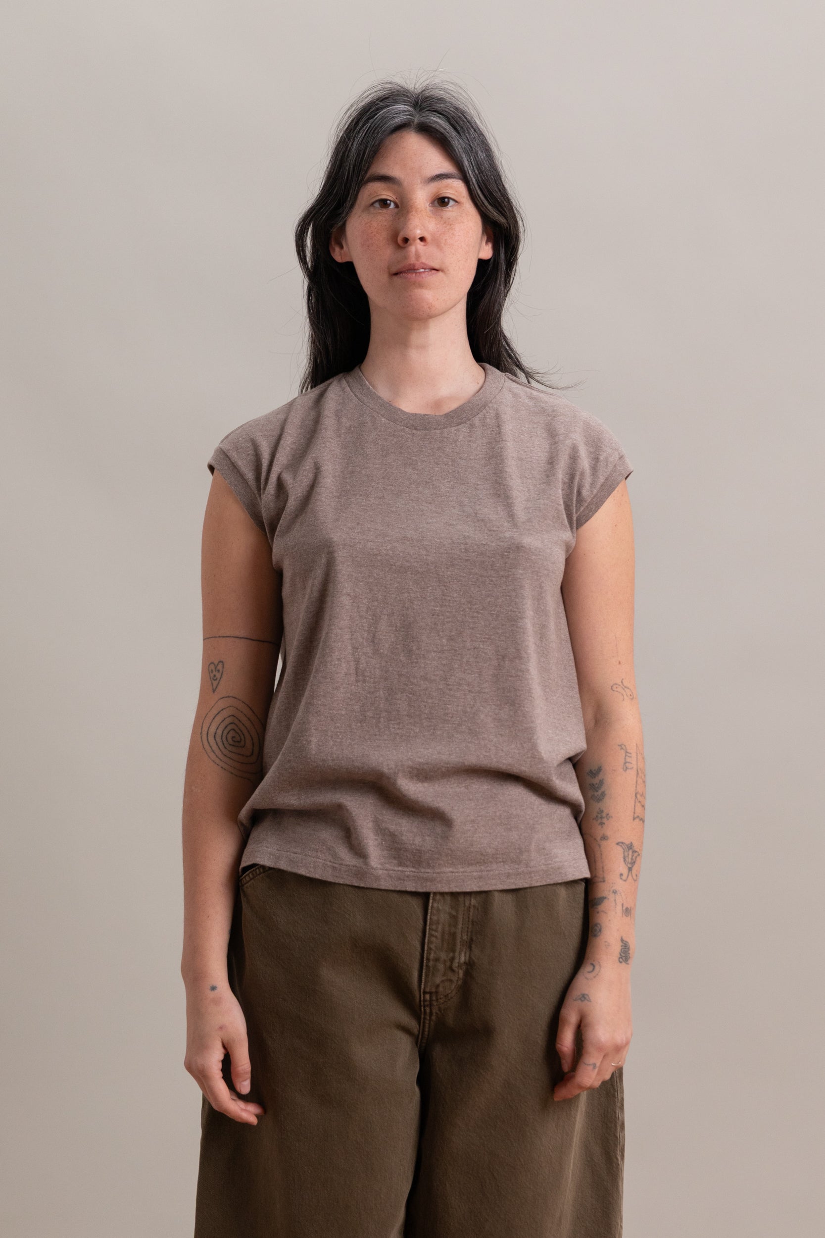 SLEEVELESS SEAMLESS CREWNECK IN TOP BROWN