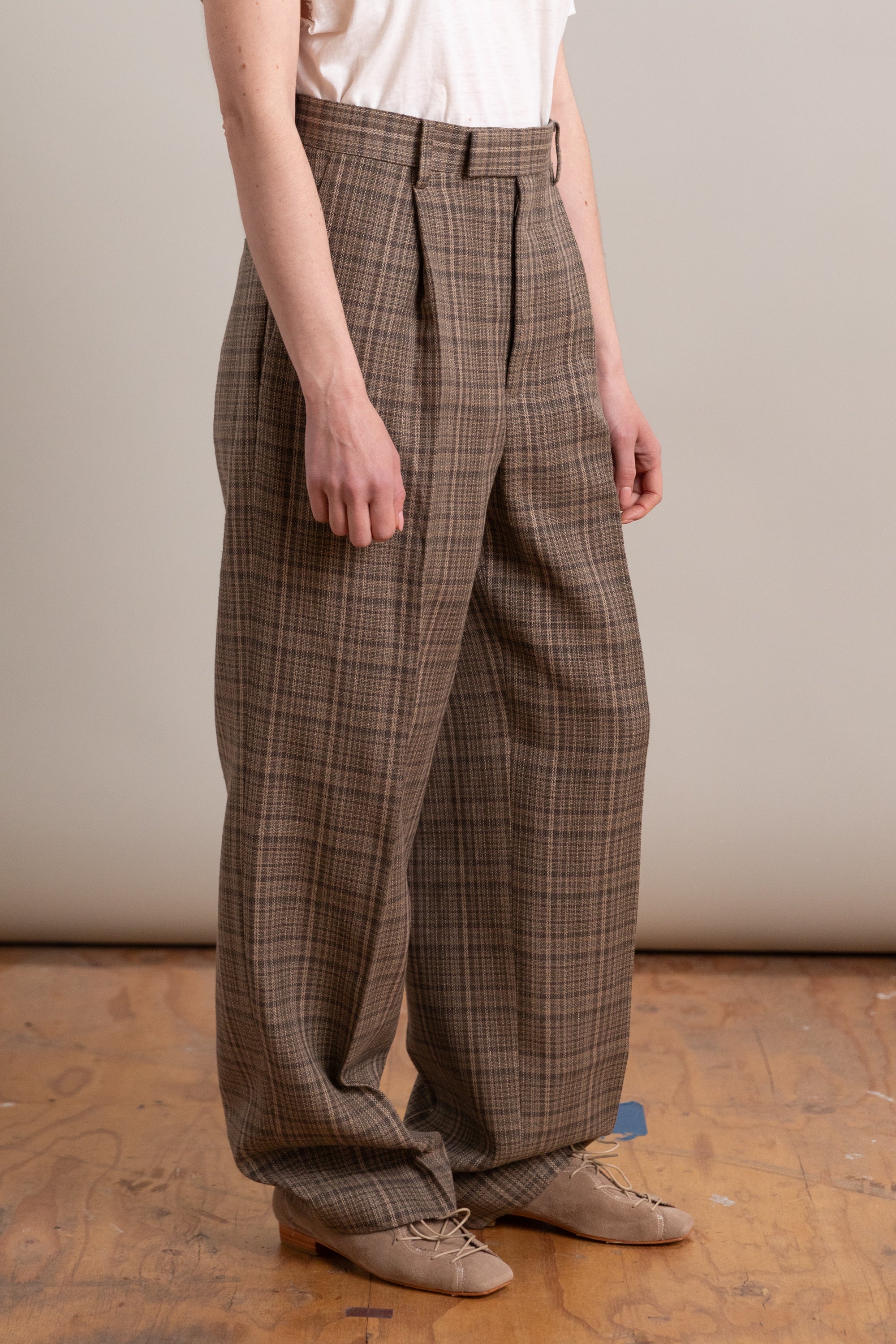 SILK LINEN NEP CHECK ONE-TUCK SLACKS IN DARK BROWN CHECK