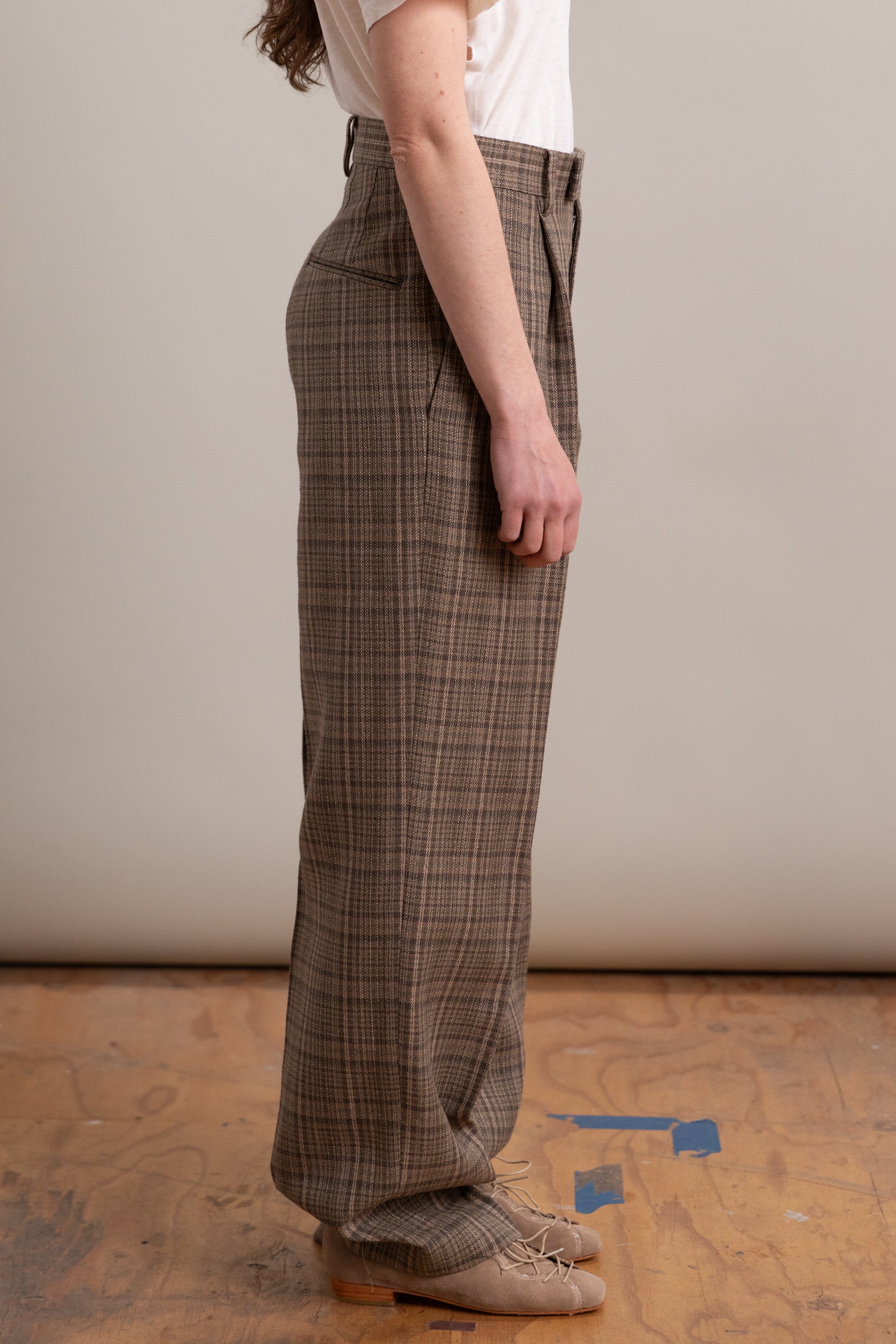 SILK LINEN NEP CHECK ONE-TUCK SLACKS IN DARK BROWN CHECK