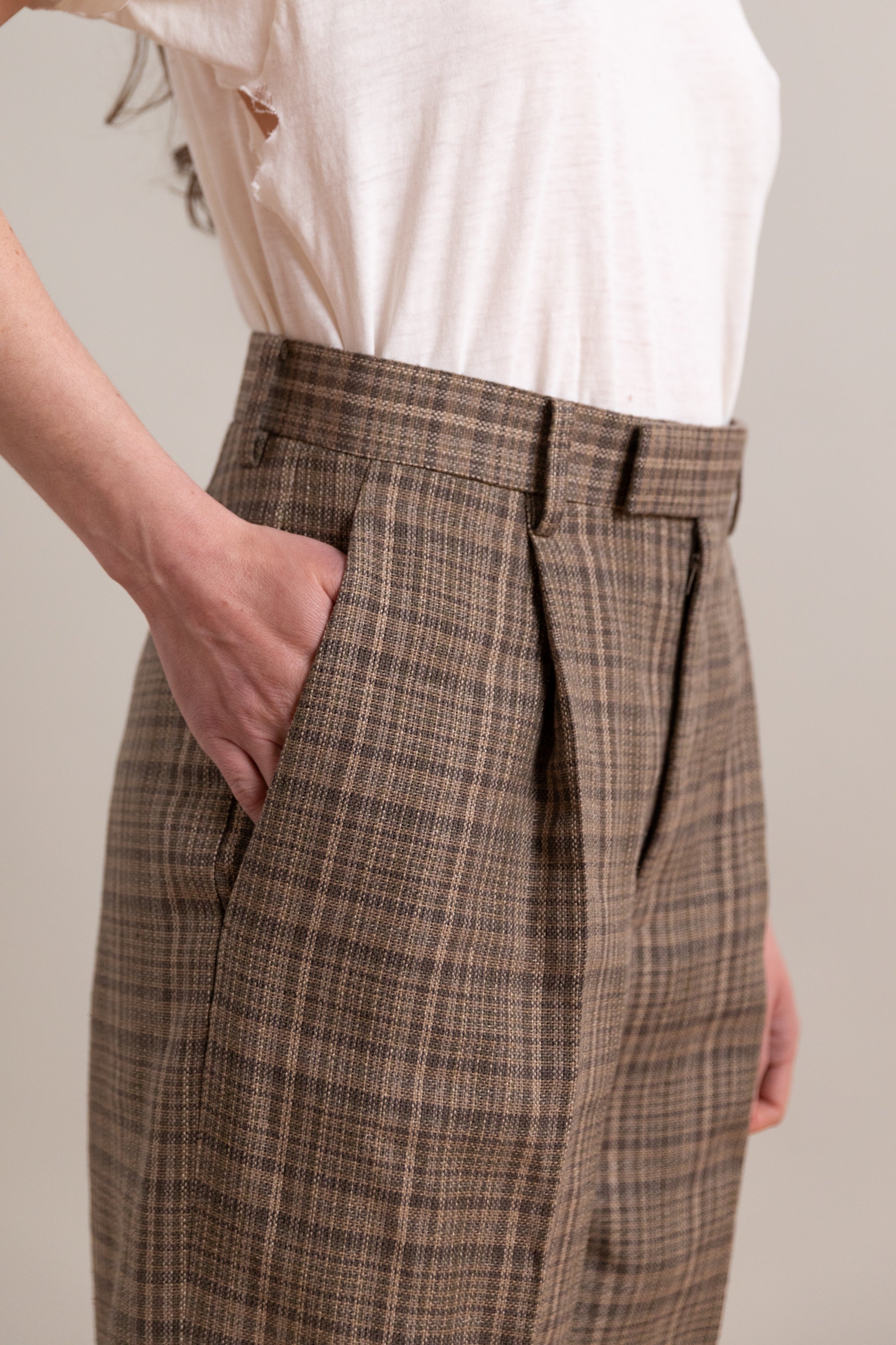 SILK LINEN NEP CHECK ONE-TUCK SLACKS IN DARK BROWN CHECK