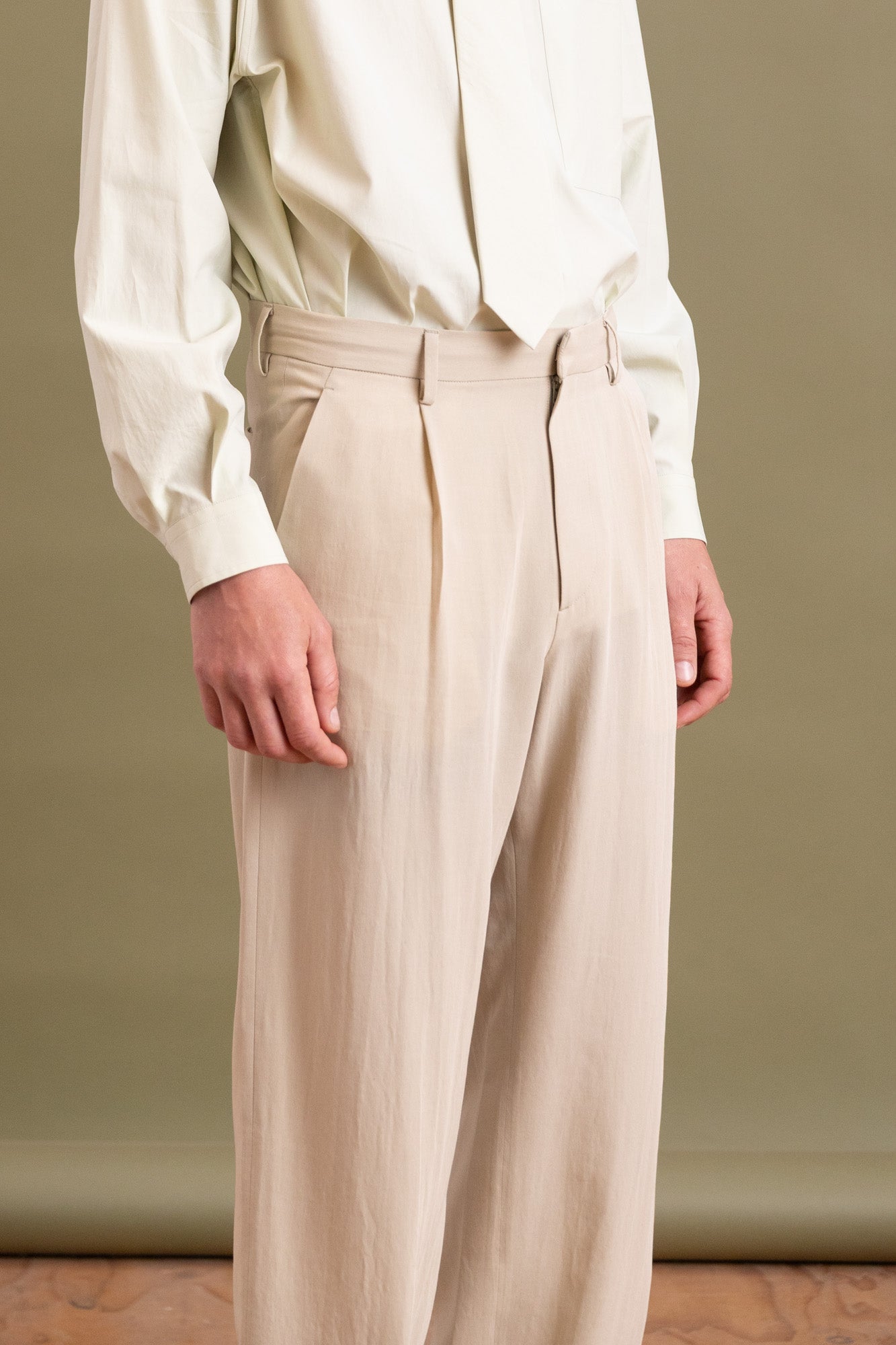 LIGHT COTTON WOOL VIYELLA SLACKS IN LIGHT KHAKI