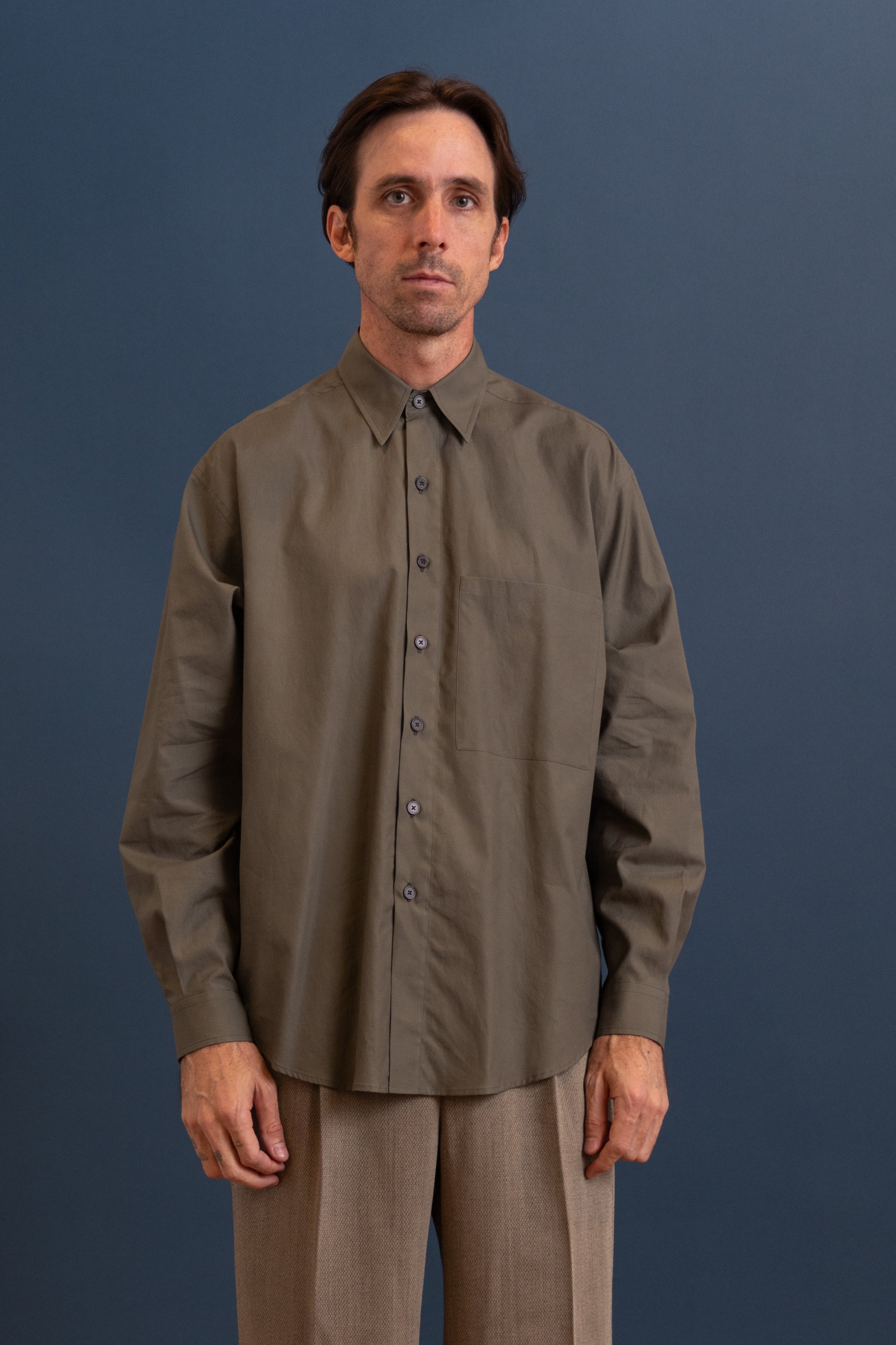 WASHED FINX TWILL BIG SHIRT IN DARK OLIVE