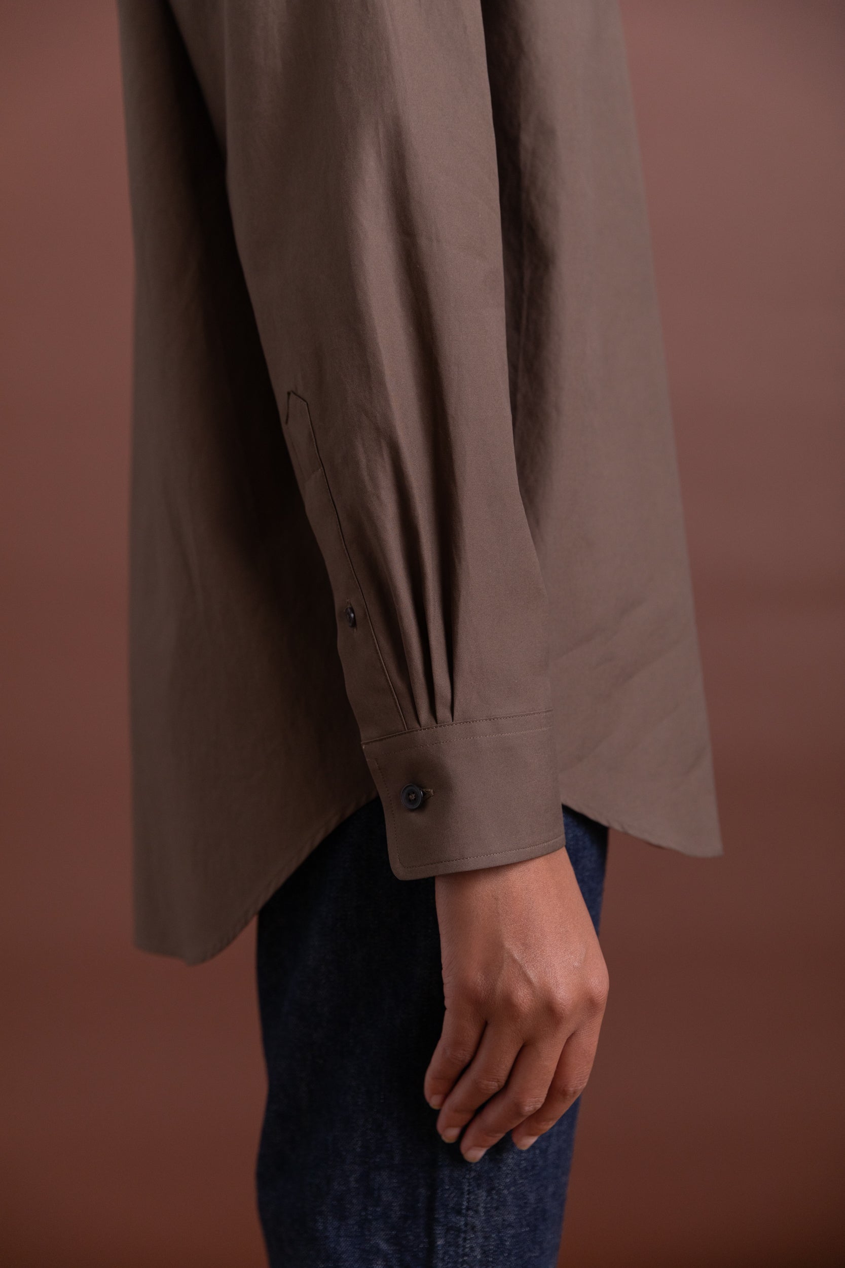 WASHED FINX TWILL SHIRT IN BROWN