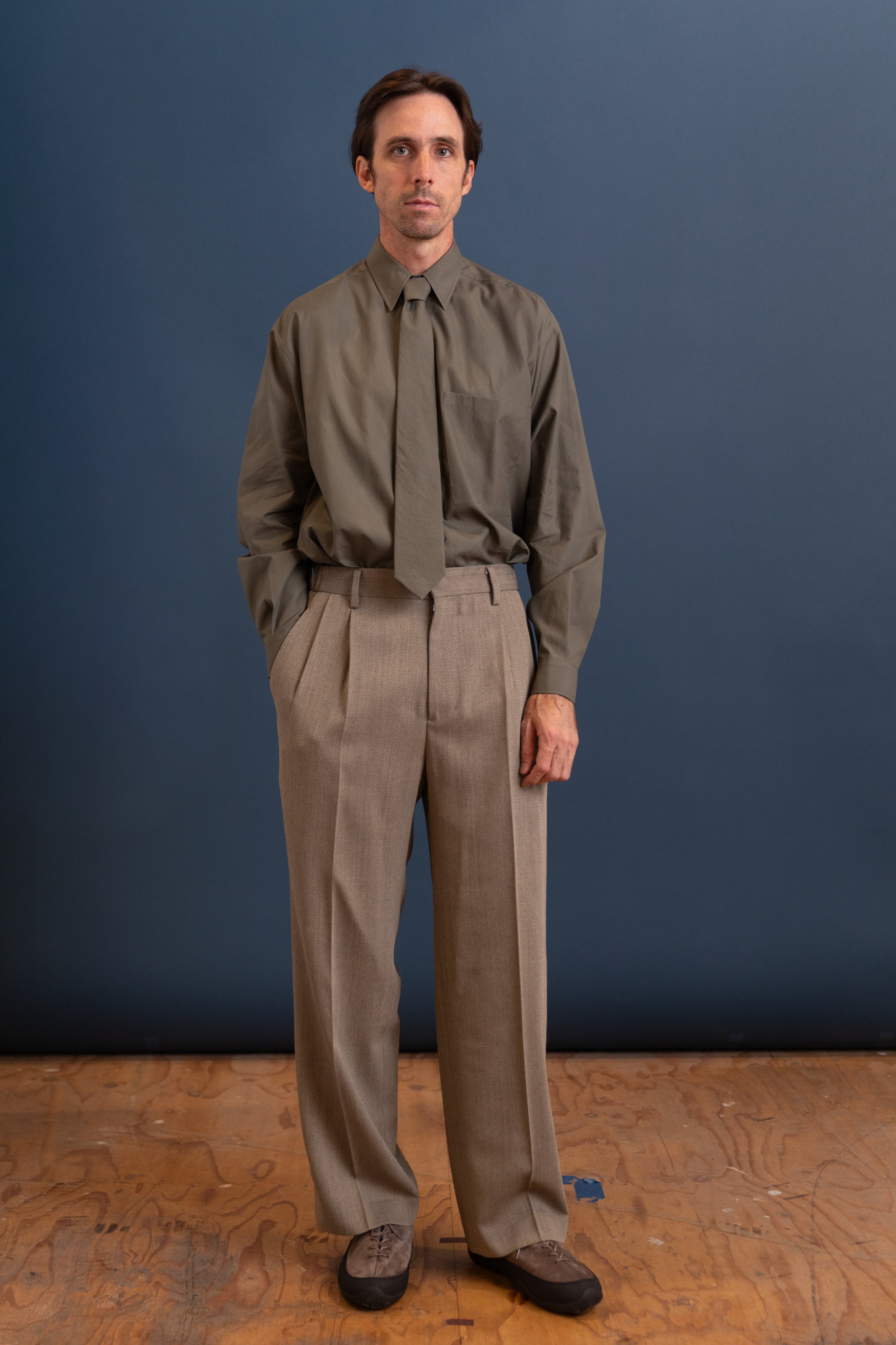 WASHED FINX TWILL TIE IN DARK OLIVE