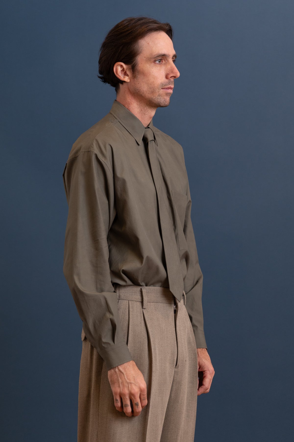 WASHED FINX TWILL TIE IN DARK OLIVE