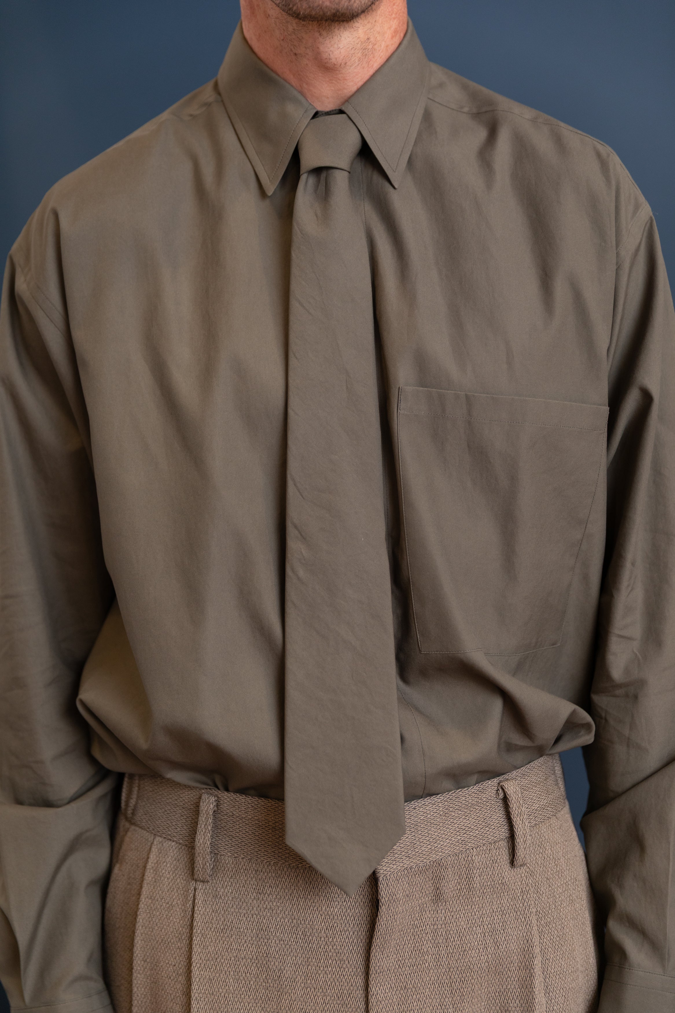 WASHED FINX TWILL TIE IN DARK OLIVE
