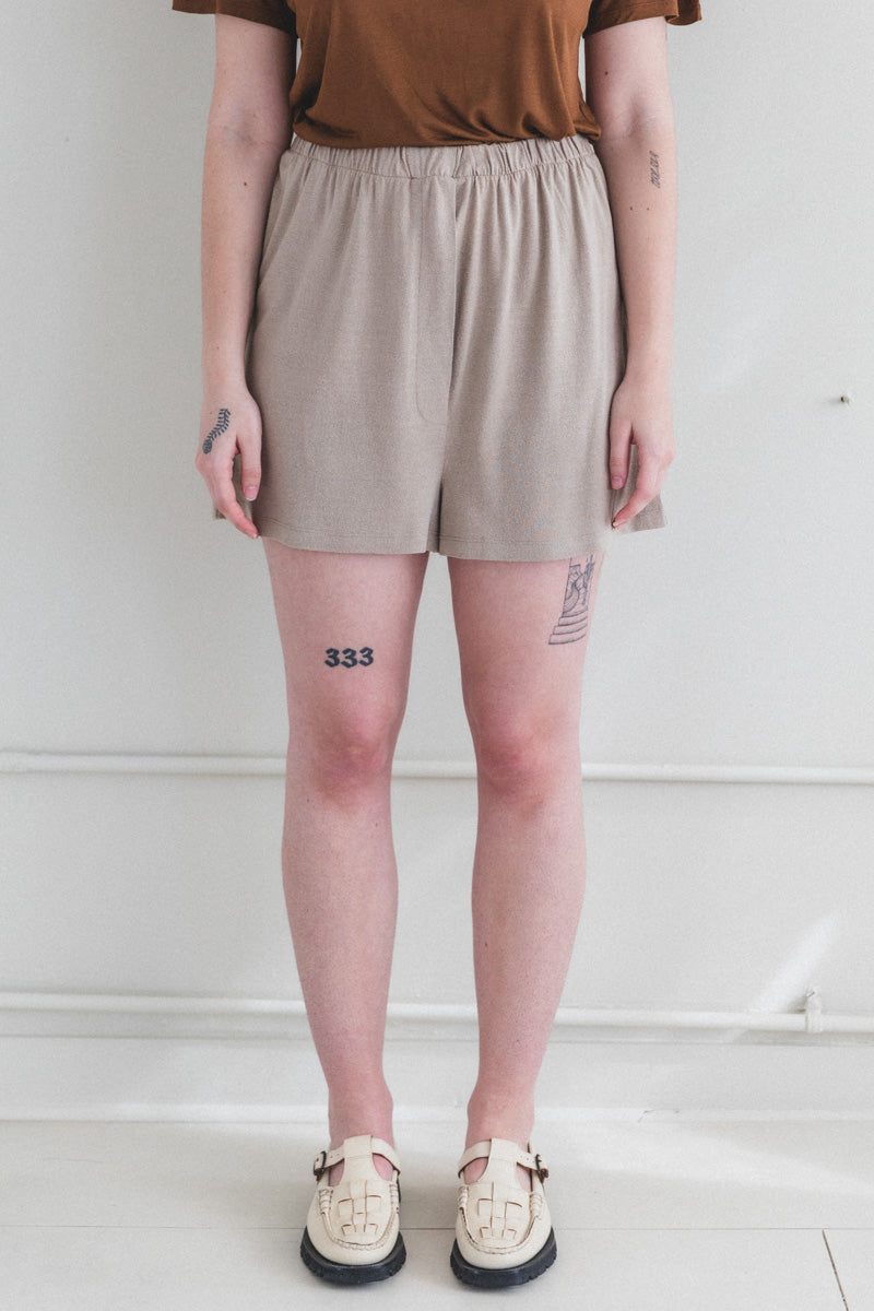 DOMOND SHORTS IN ACACIA BROWN WILD SILK