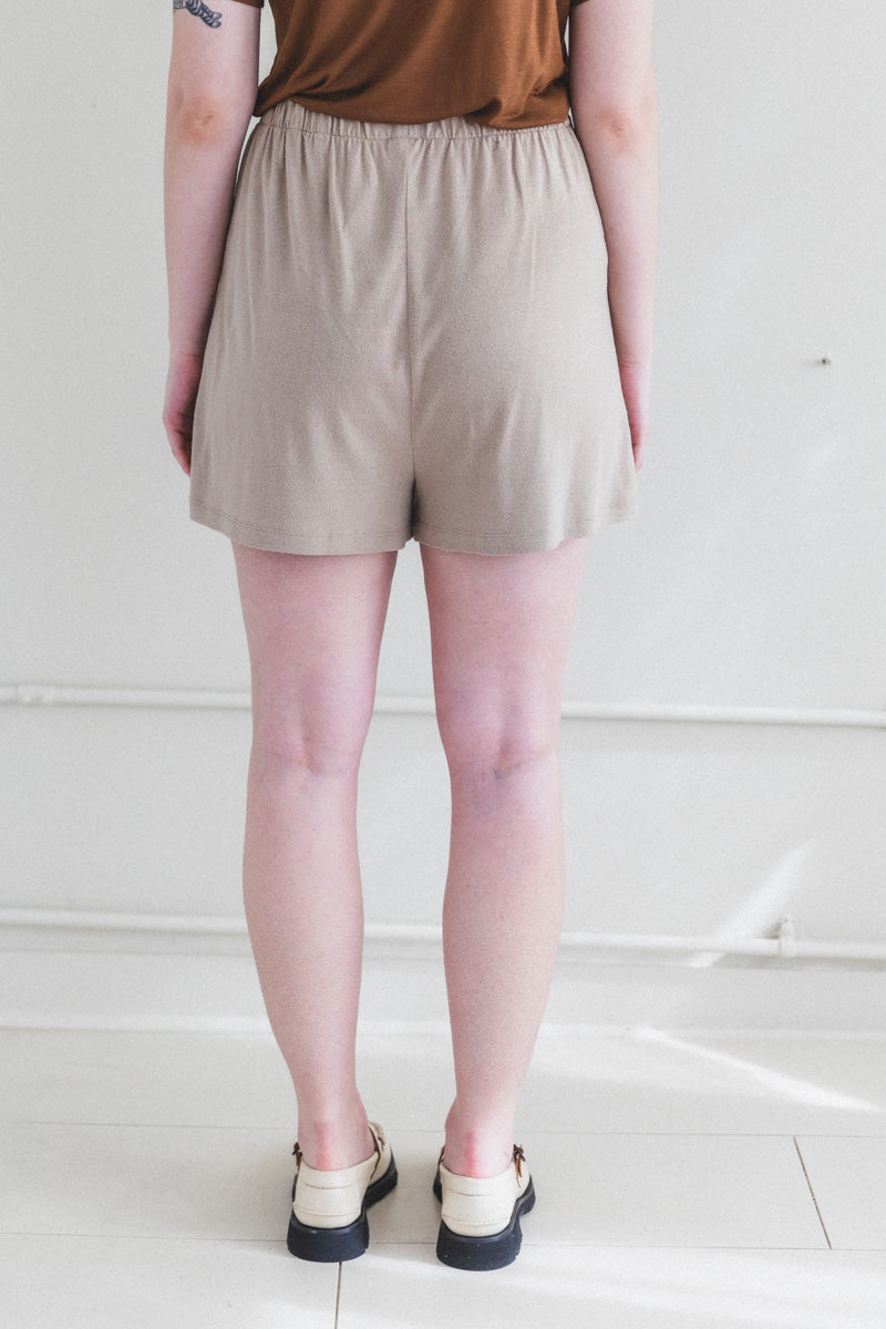 DOMOND SHORTS IN ACACIA BROWN WILD SILK