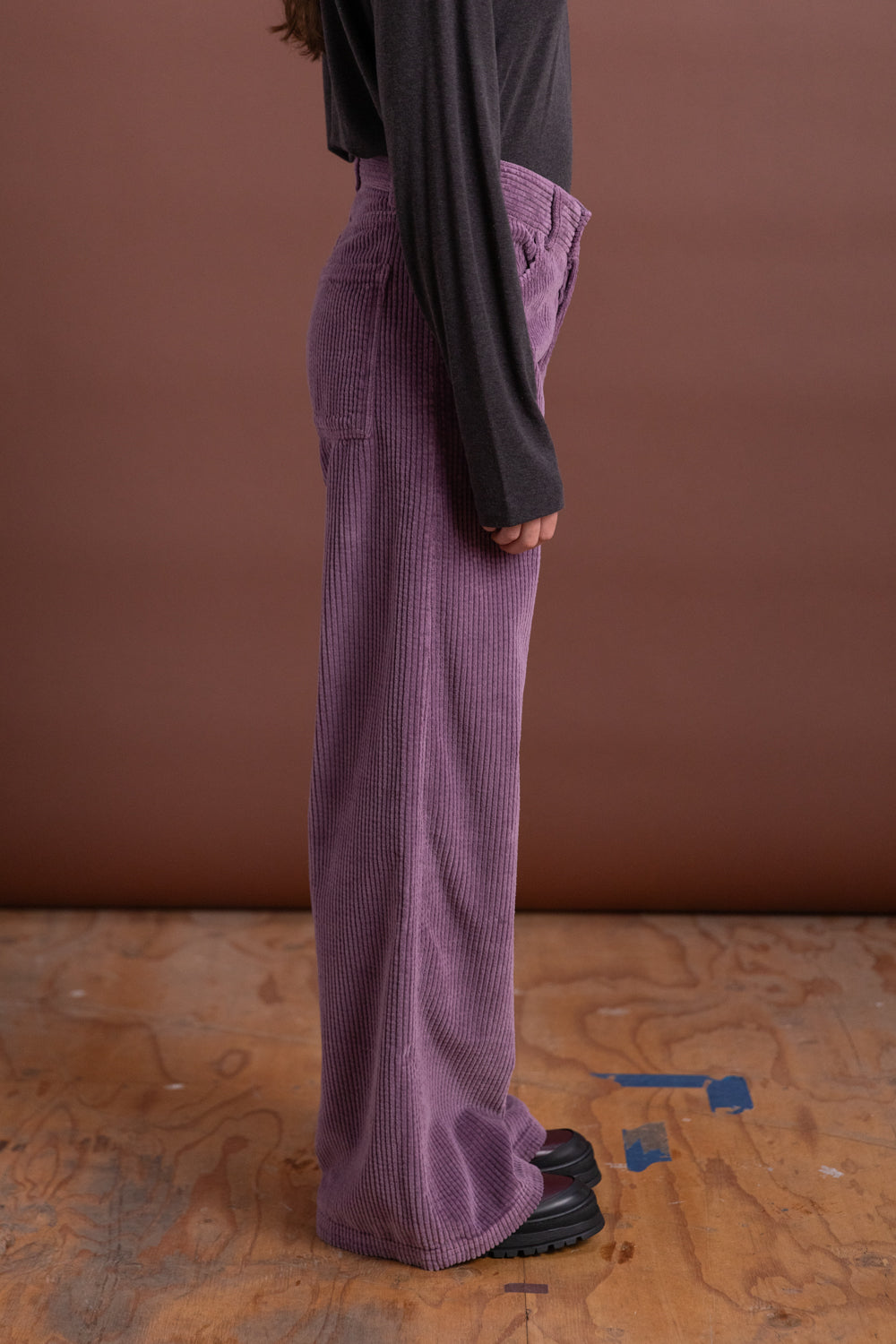 TAJO WIDE PANTS IN CUE PURPLE CORDUROY