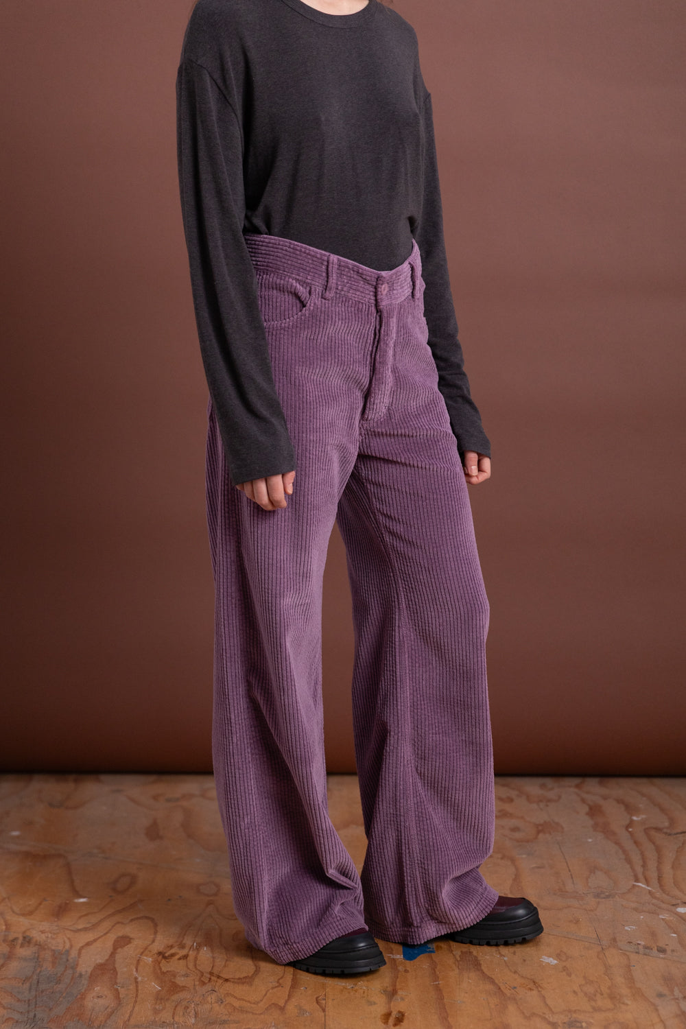TAJO WIDE PANTS IN CUE PURPLE CORDUROY