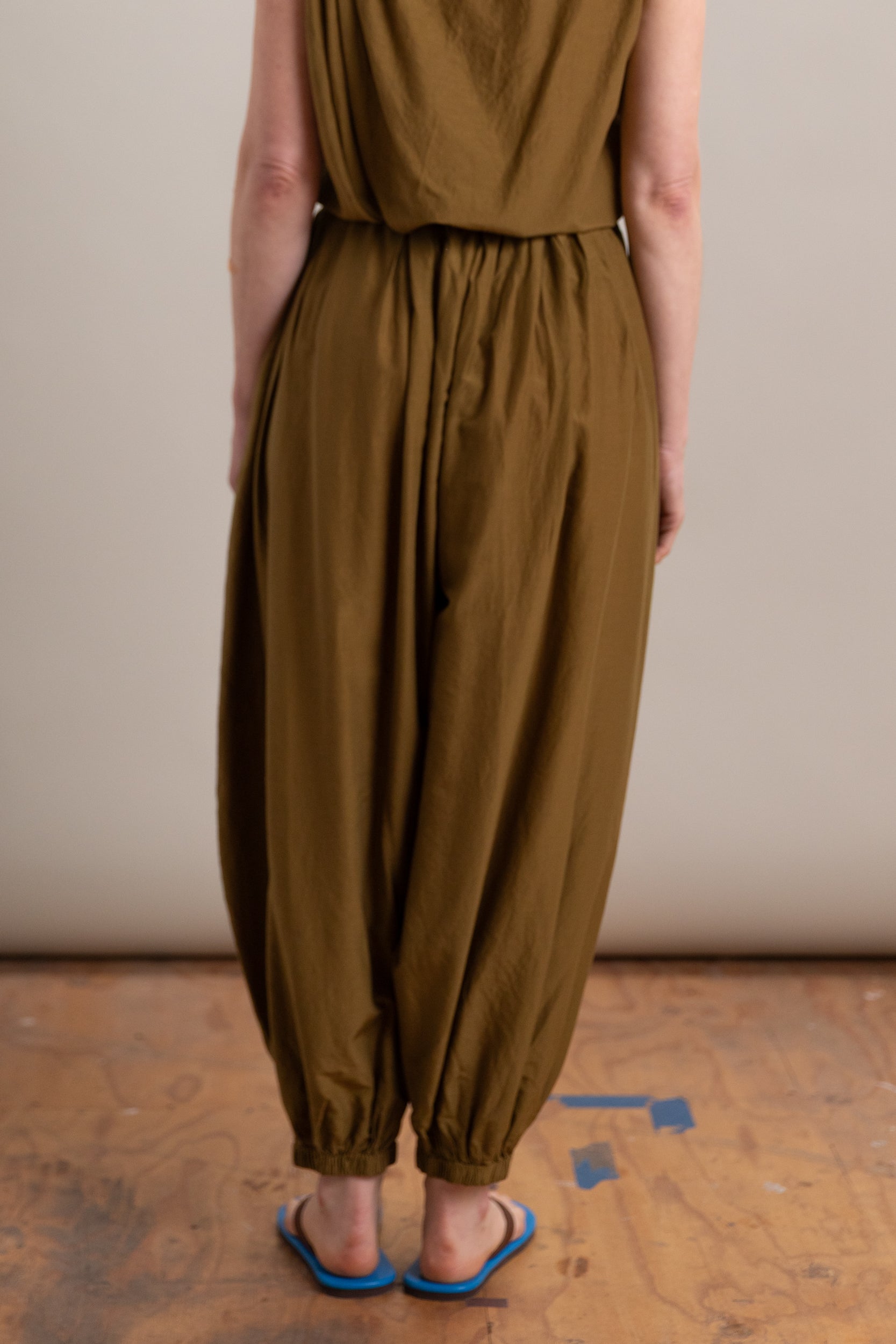 AKARI PANTS IN DARK OLIVE