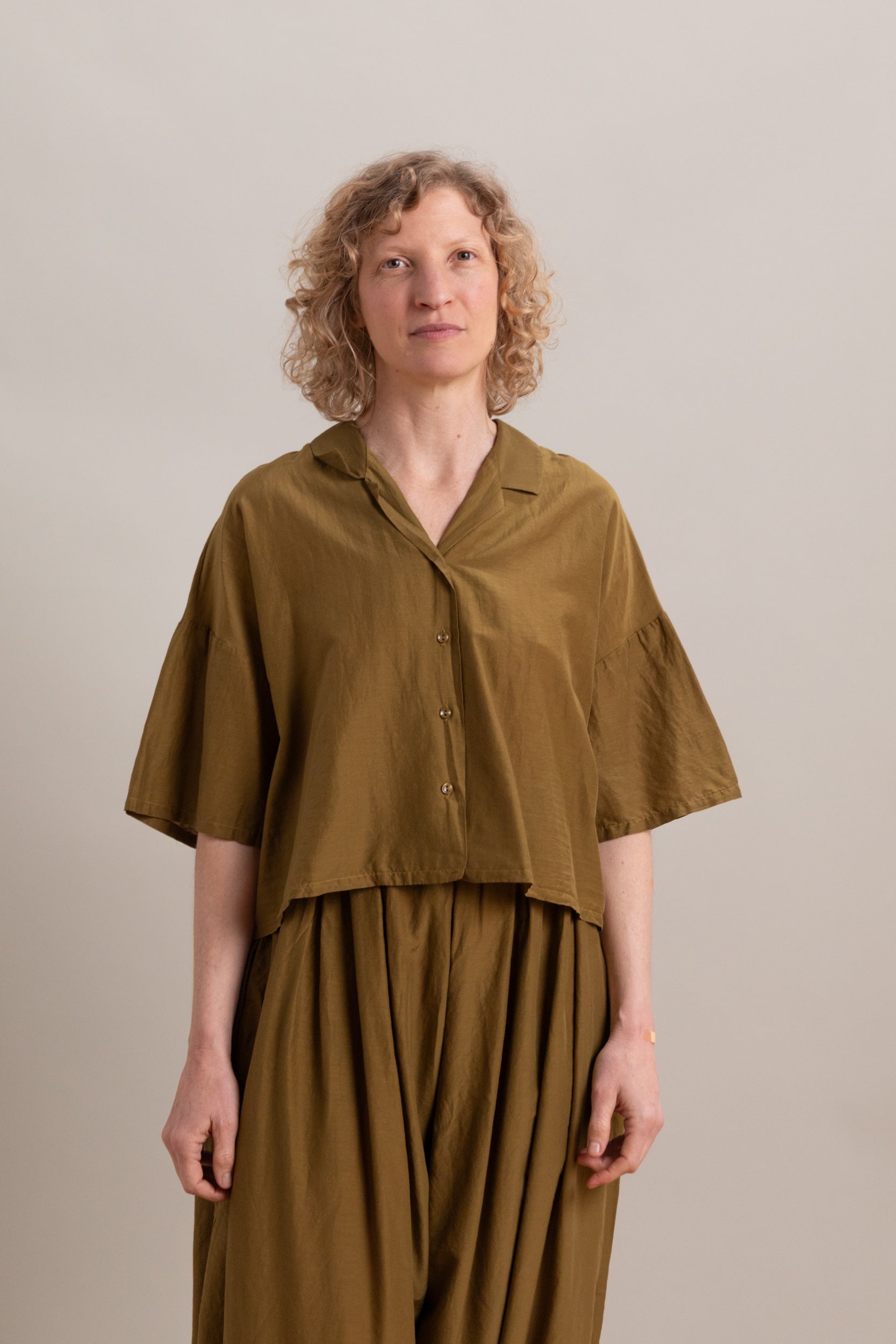CROPPED SHIRT IN DARK OLIVE