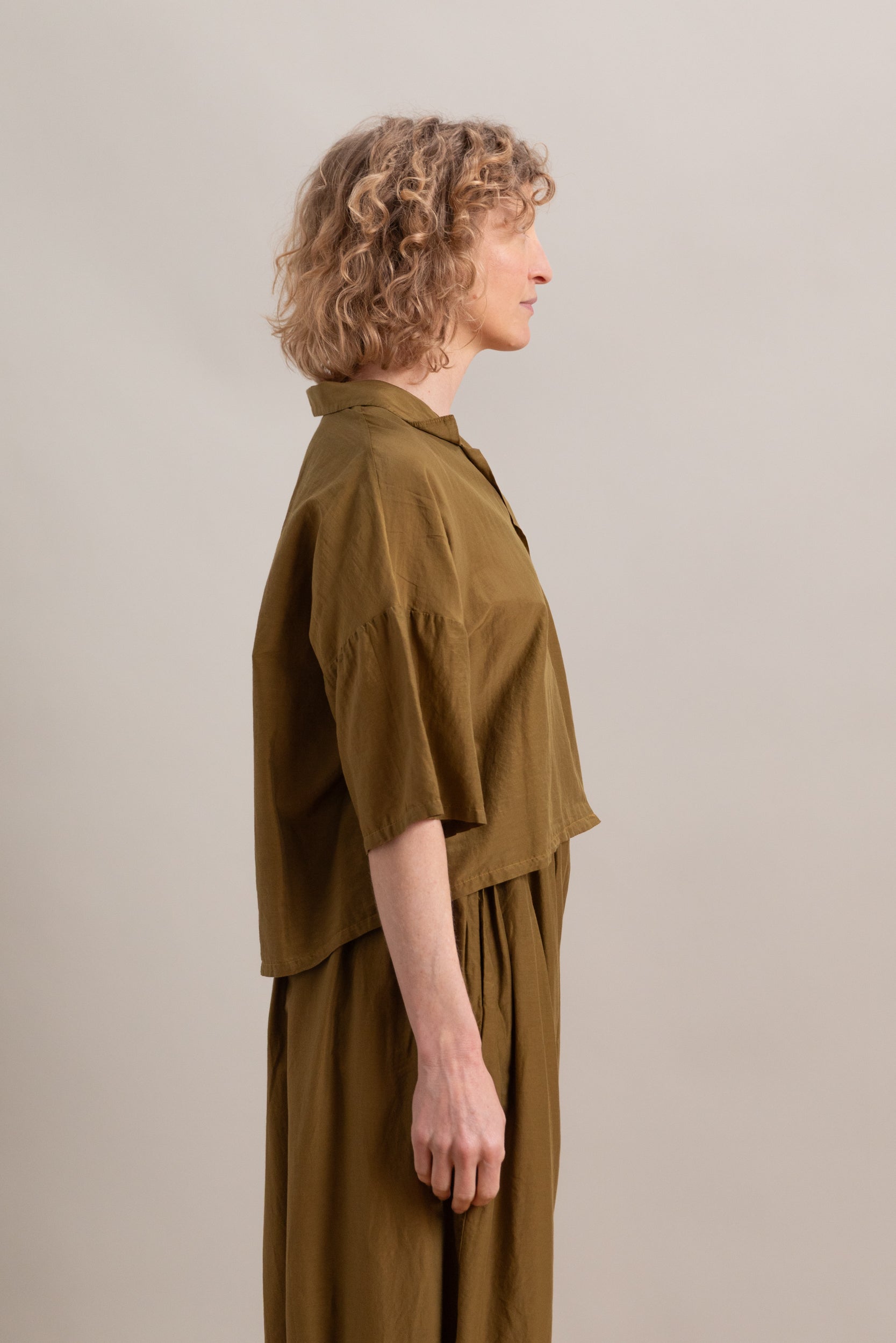 CROPPED SHIRT IN DARK OLIVE