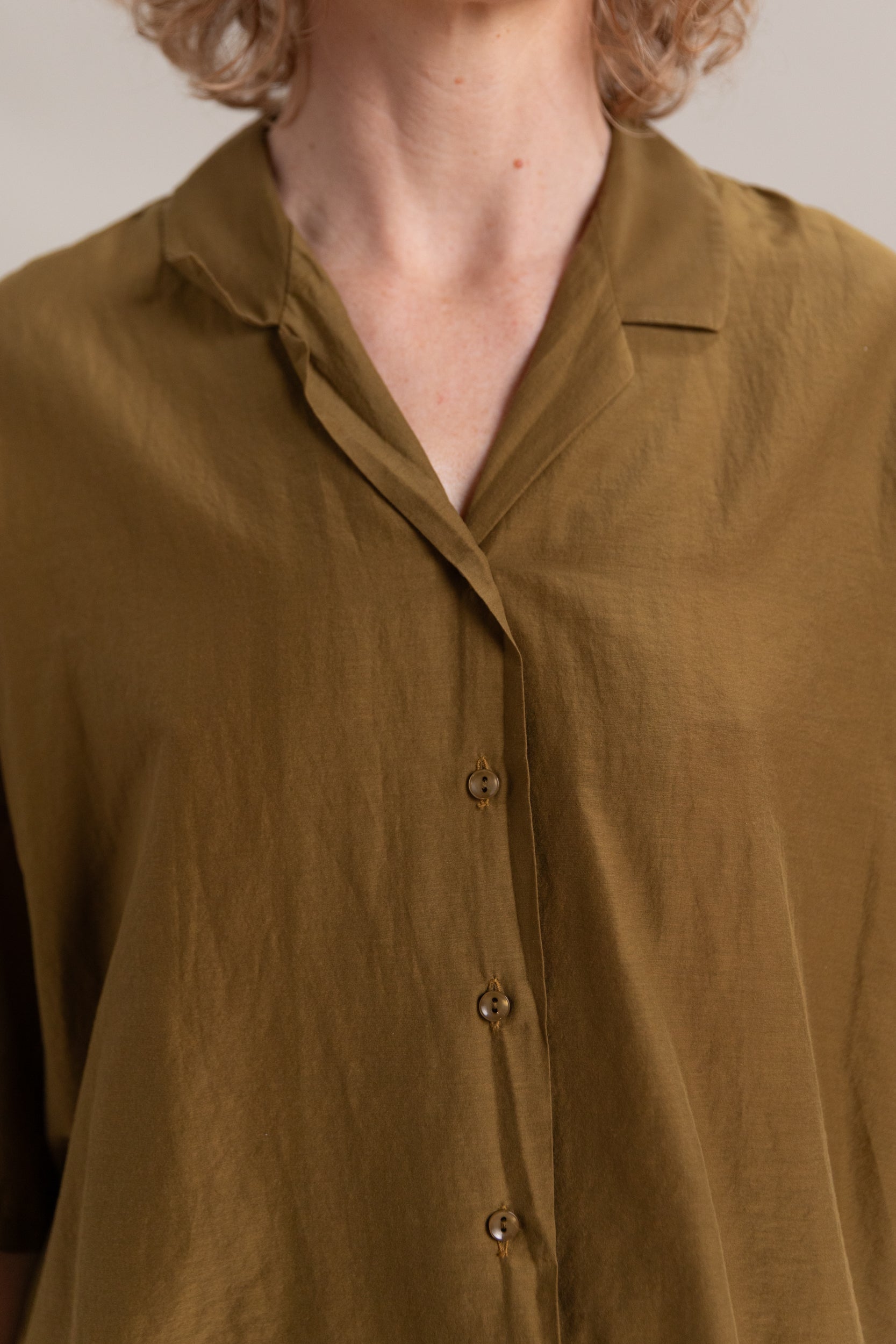 CROPPED SHIRT IN DARK OLIVE