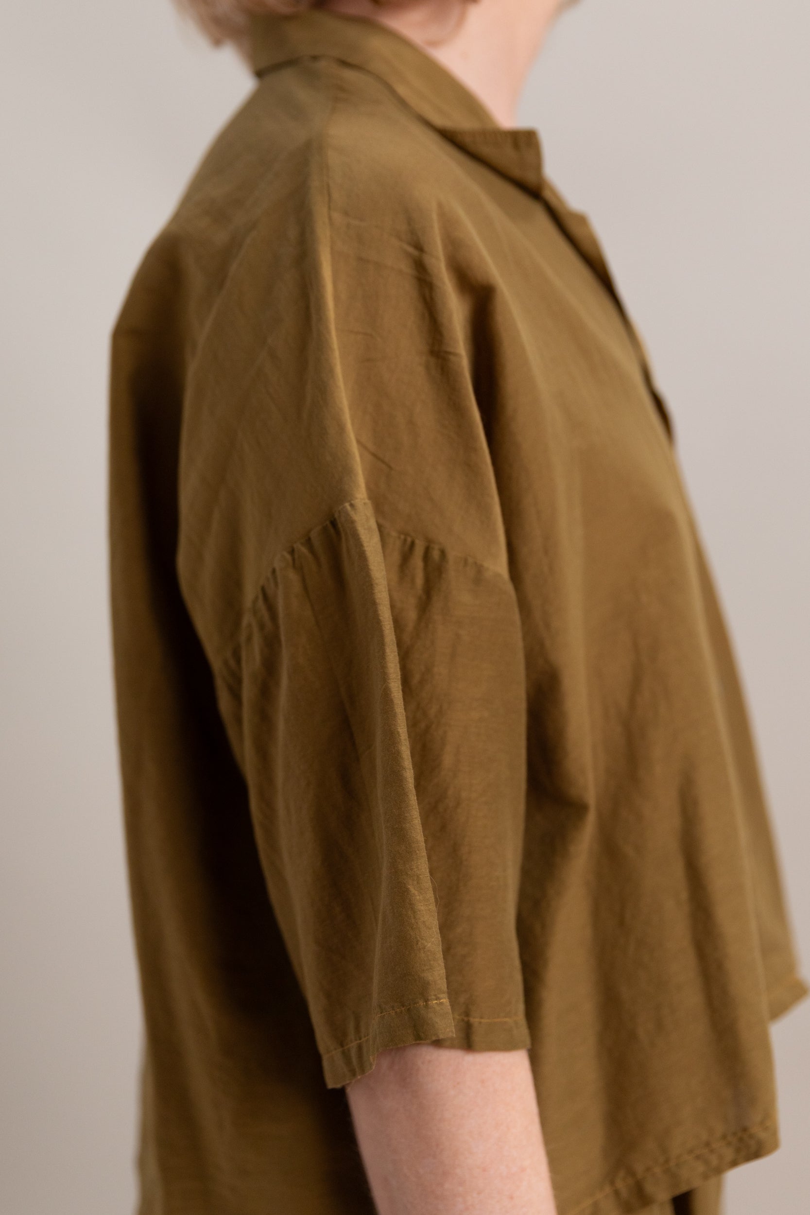 CROPPED SHIRT IN DARK OLIVE