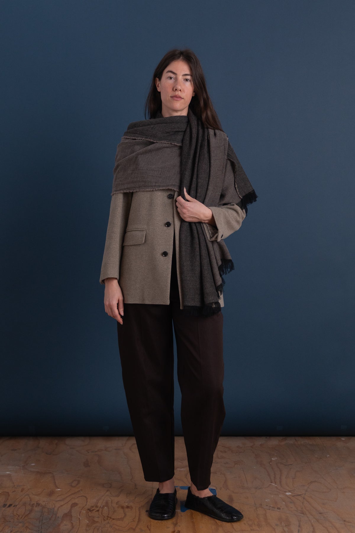 LIGHT WOOL WIDE SCARF IN GREY