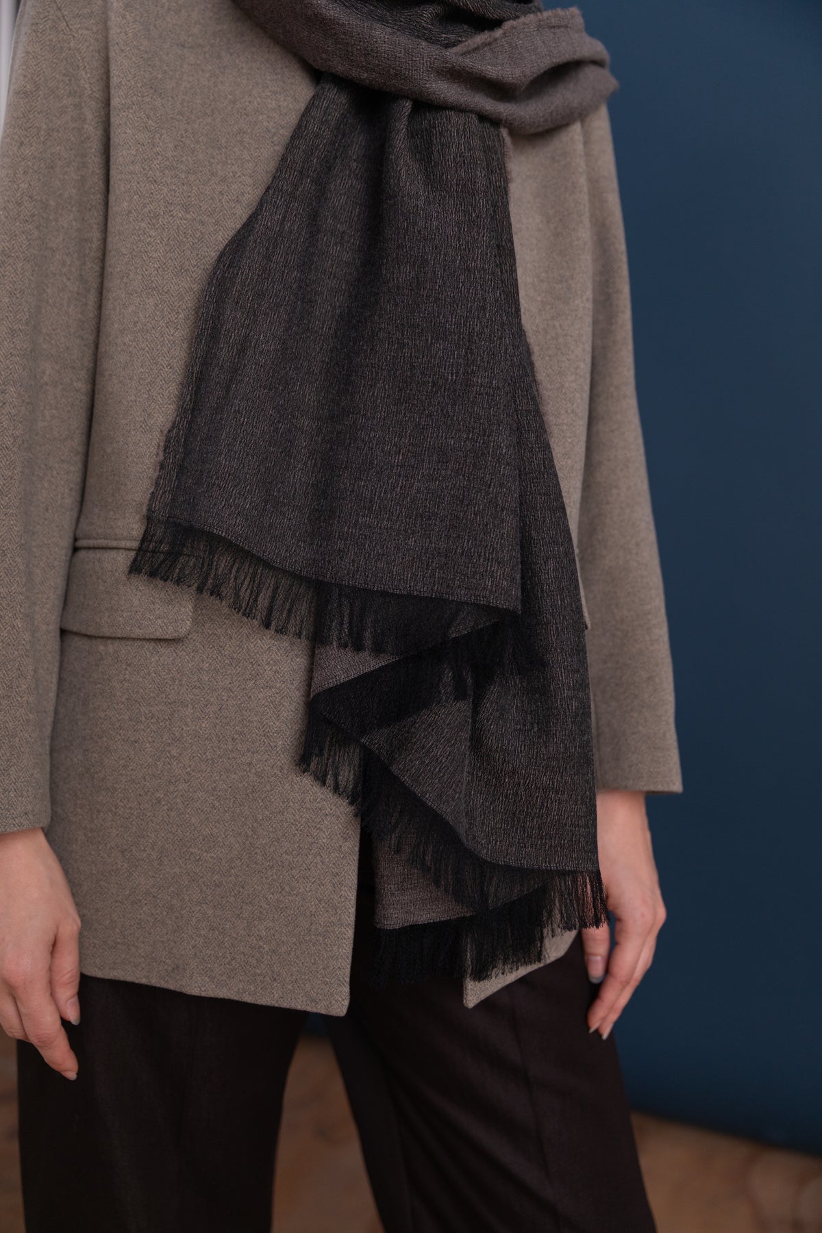 LIGHT WOOL WIDE SCARF IN GREY