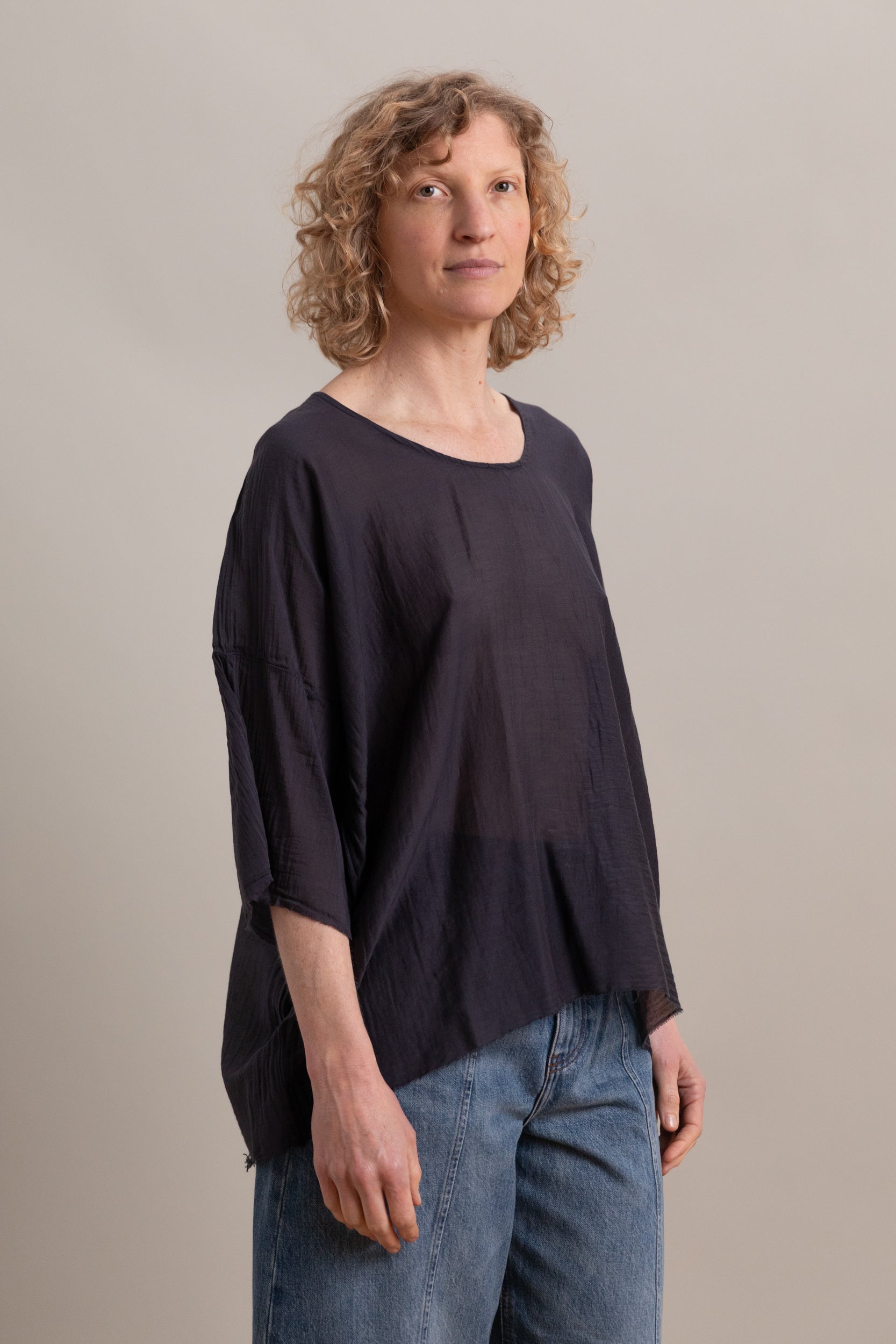 OVERSIZED TOP IN FADED BLACK