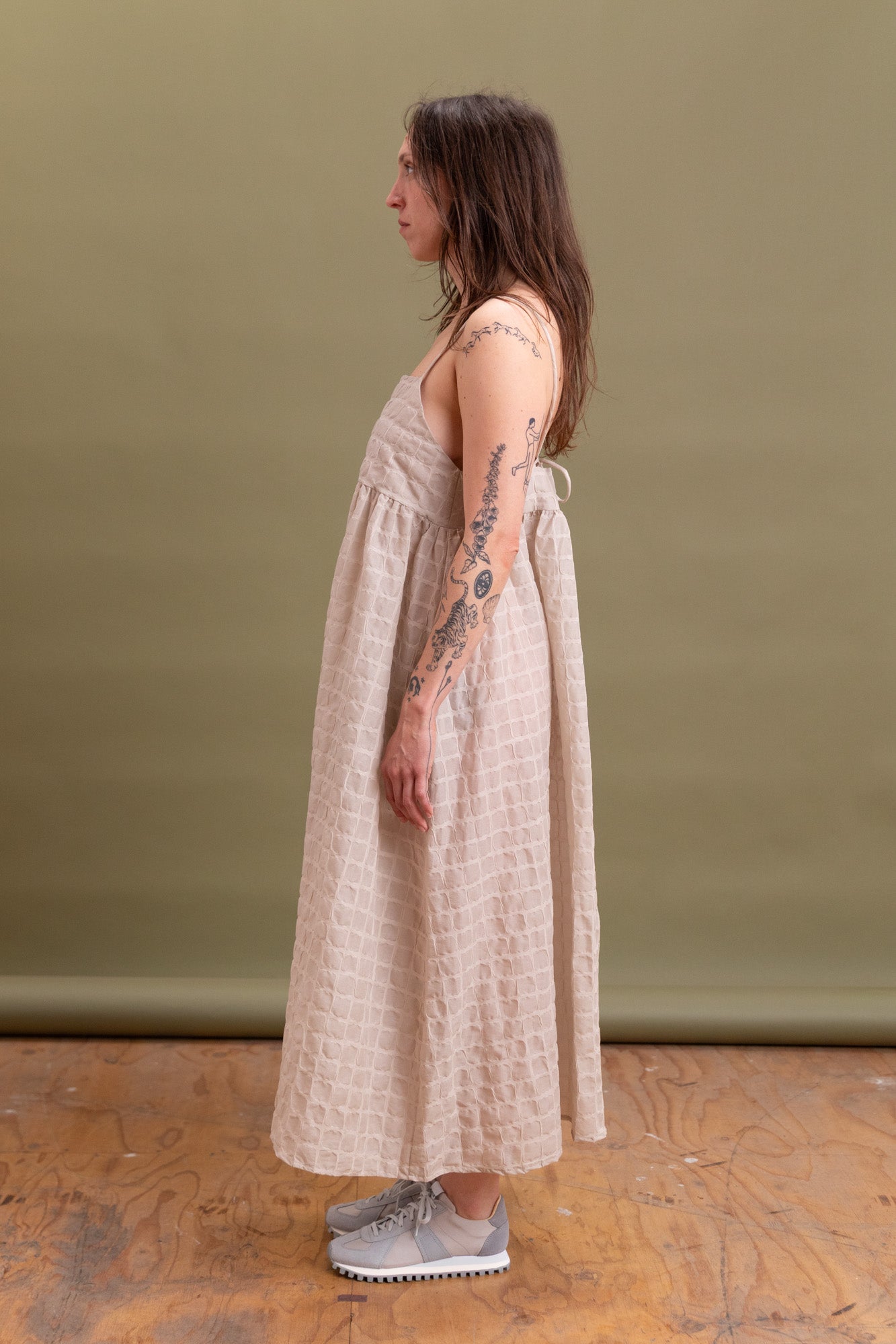 RIPPLE FINISH STRAP DRESS IN BEIGE