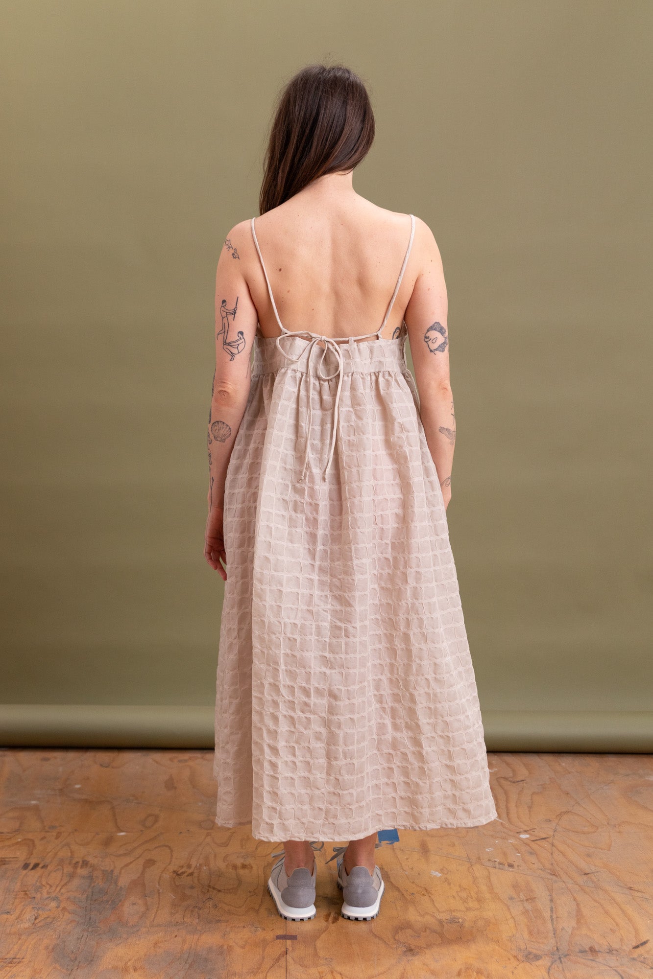 tope cross strap dress ギンガム RIPPLE FINISH STRAP DRESS IN BEIGE