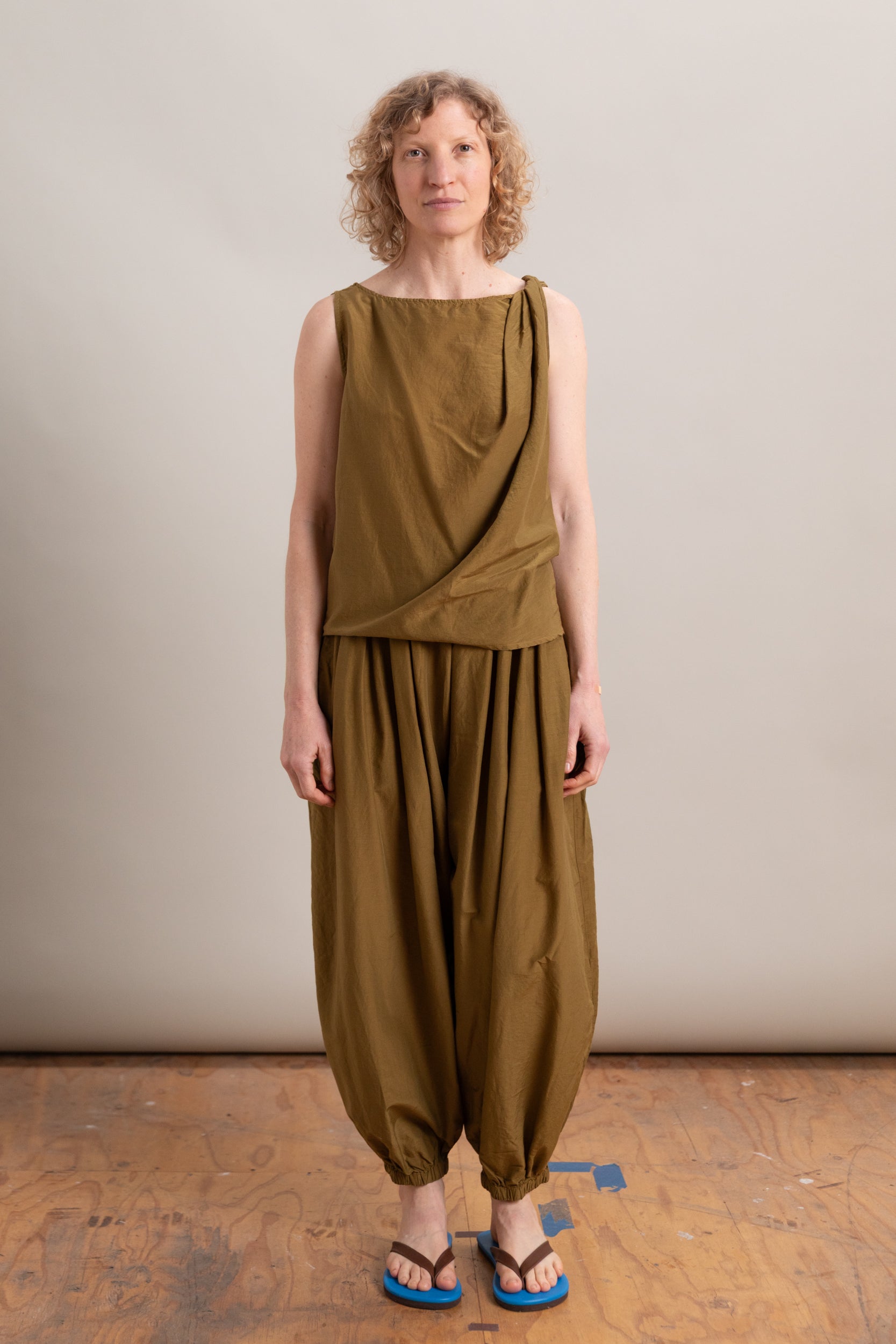 TWISTED TANK TOP IN DARK OLIVE
