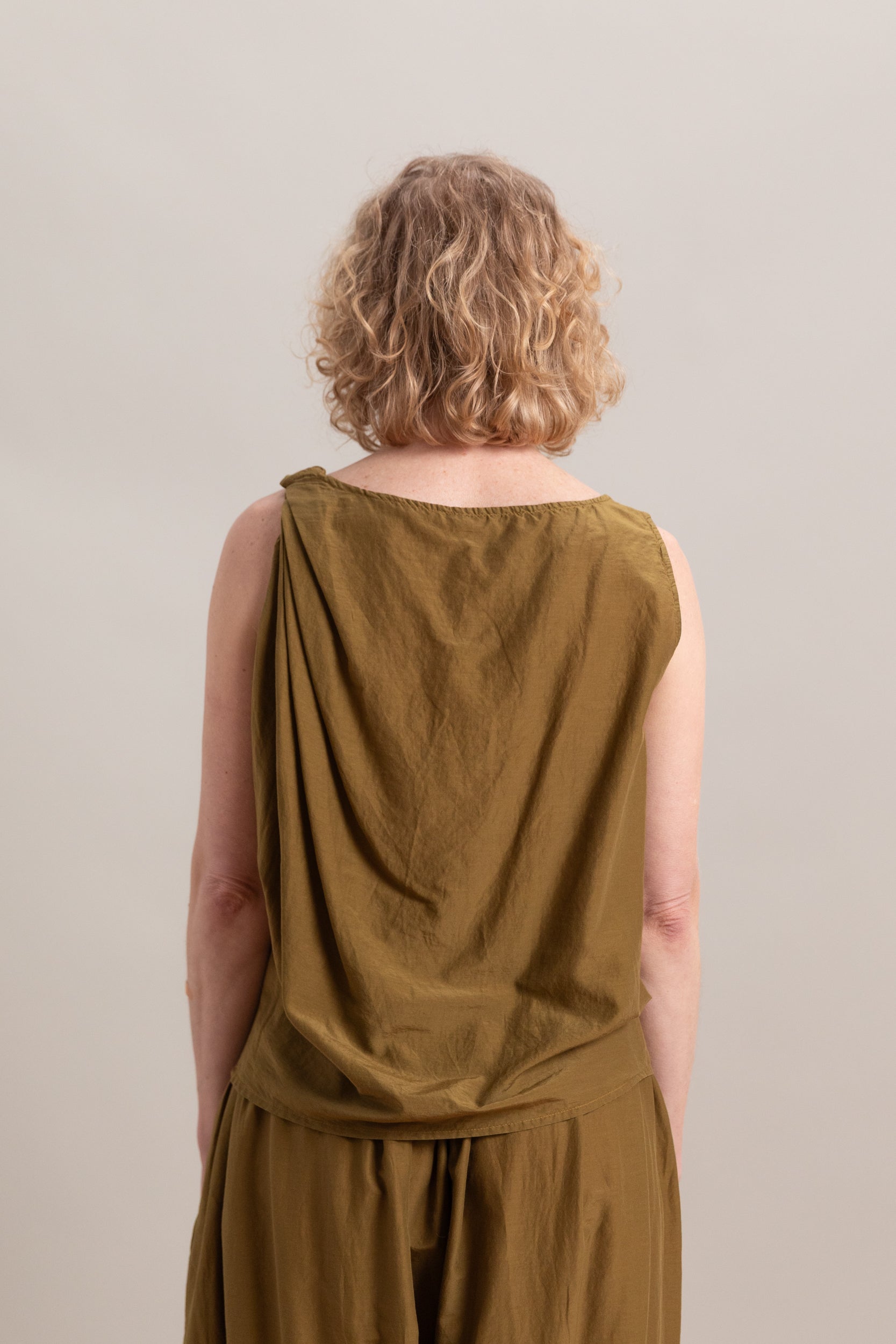 TWISTED TANK TOP IN DARK OLIVE