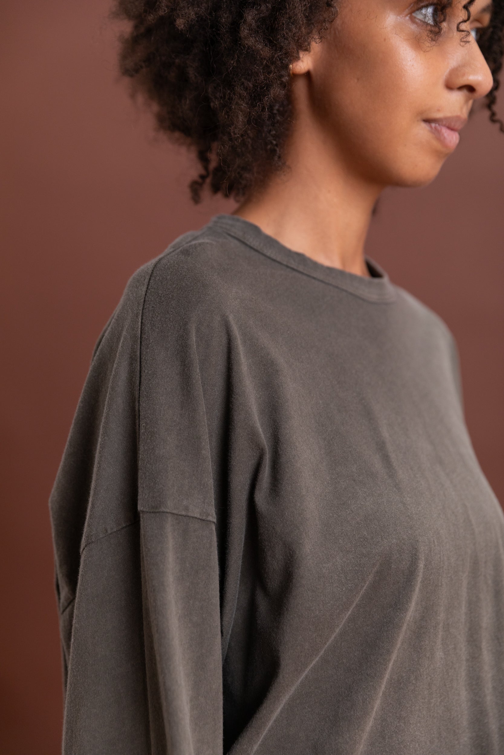 WIDE LONG SLEEVE TEE IN SLATE